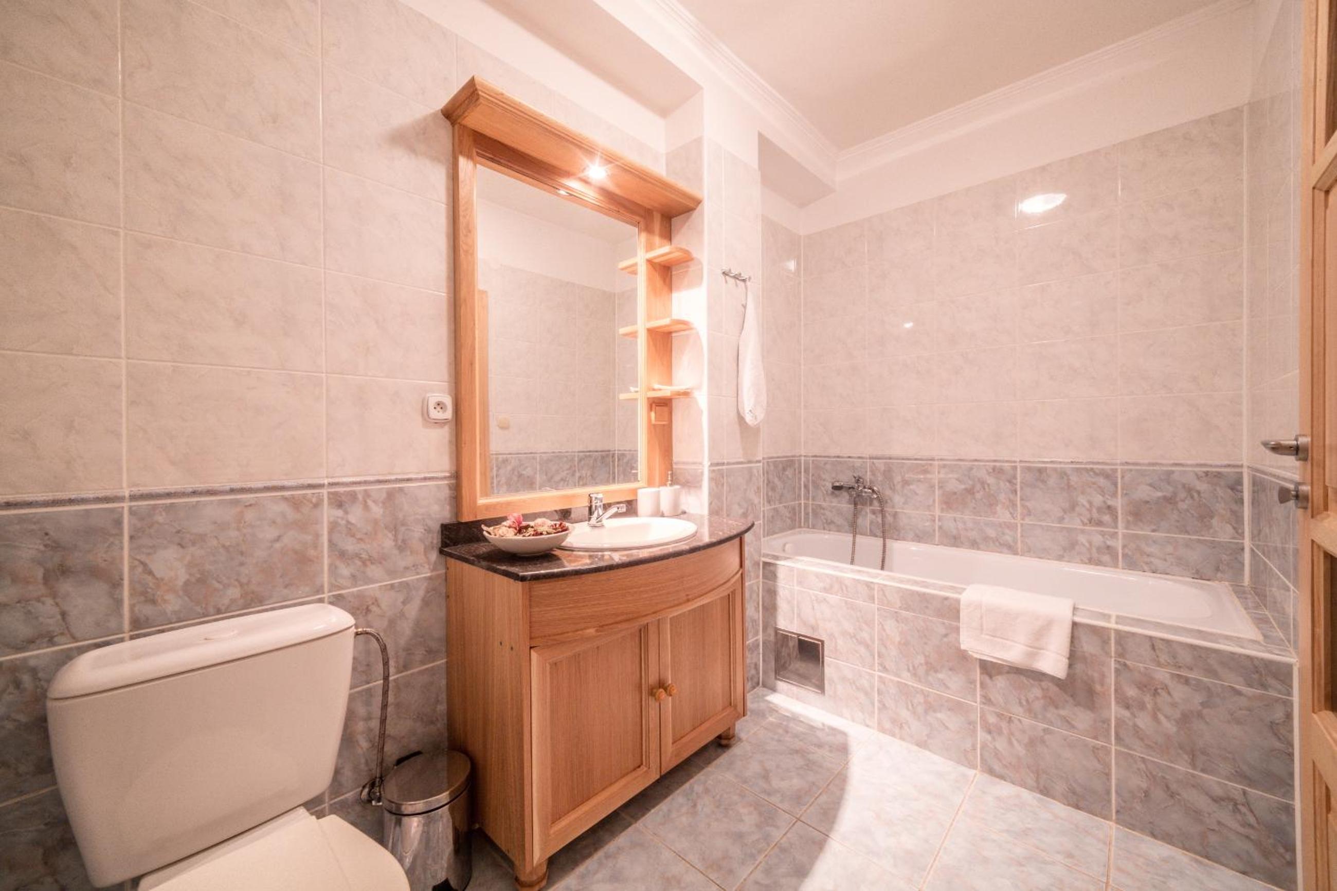 One-Bedroom Suite (2 Adults) - Photo 9