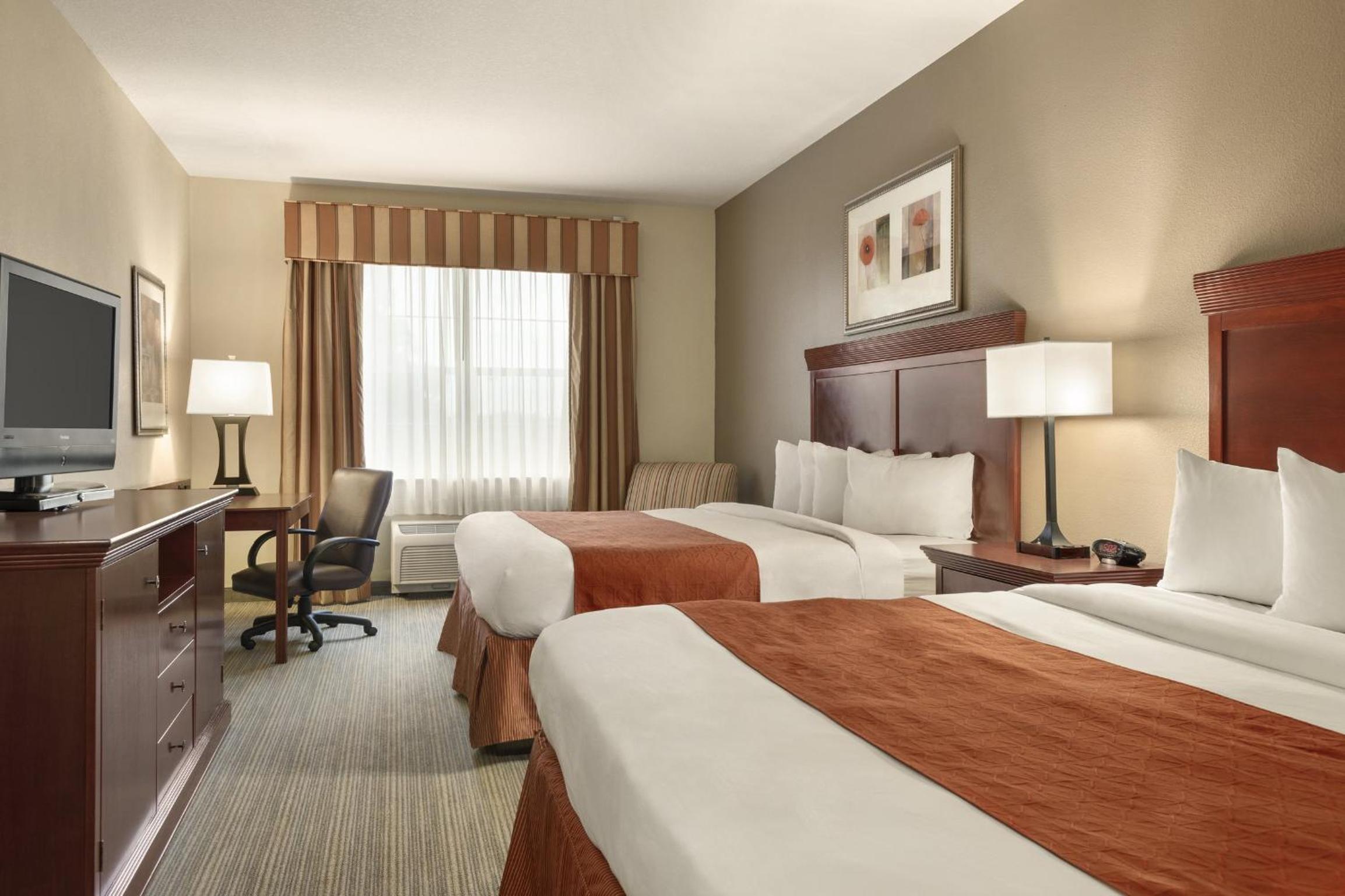 Standard Queen Room With Two Queen Beds - Non Smoking photo 1