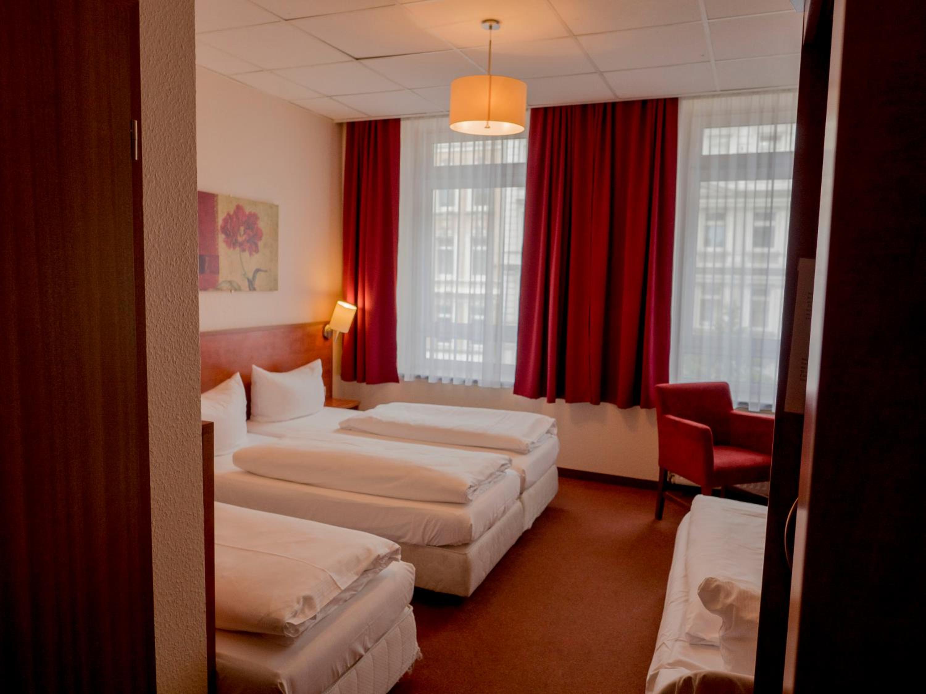 Quadruple Room thumbnail 6