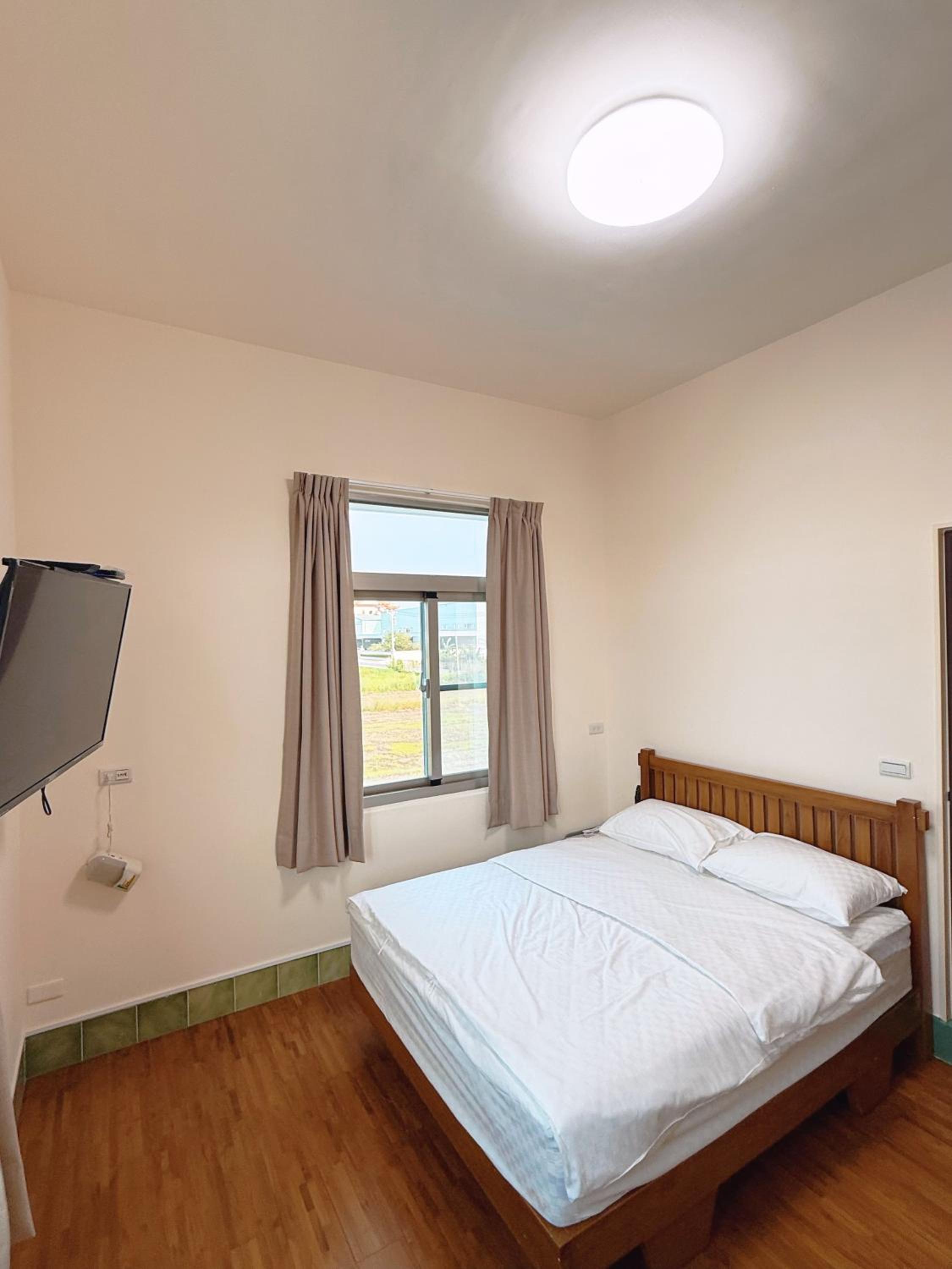 Five-Bedroom House photo 2