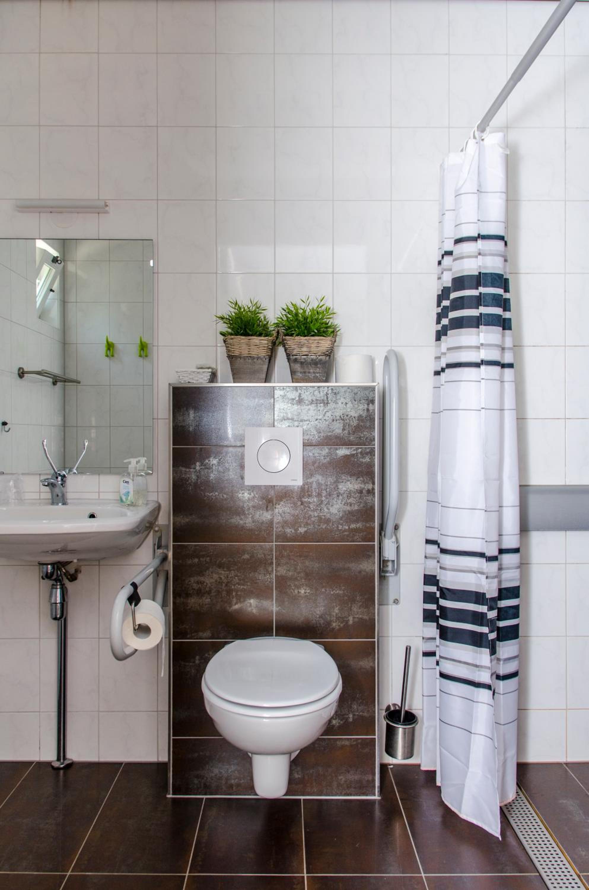 Twin Room - Disability Access photo 3