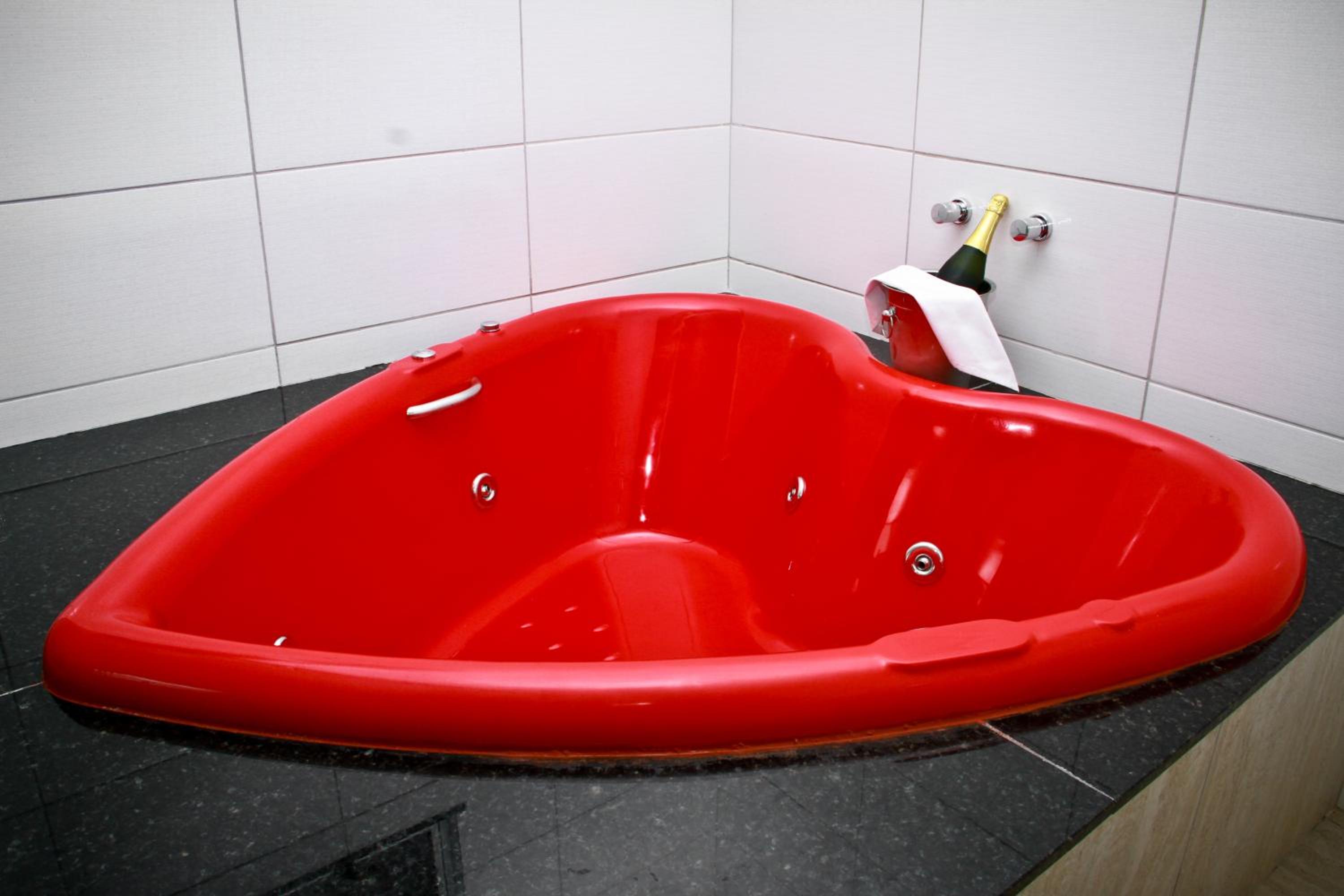 Suite with Hot Tub - Photo 1