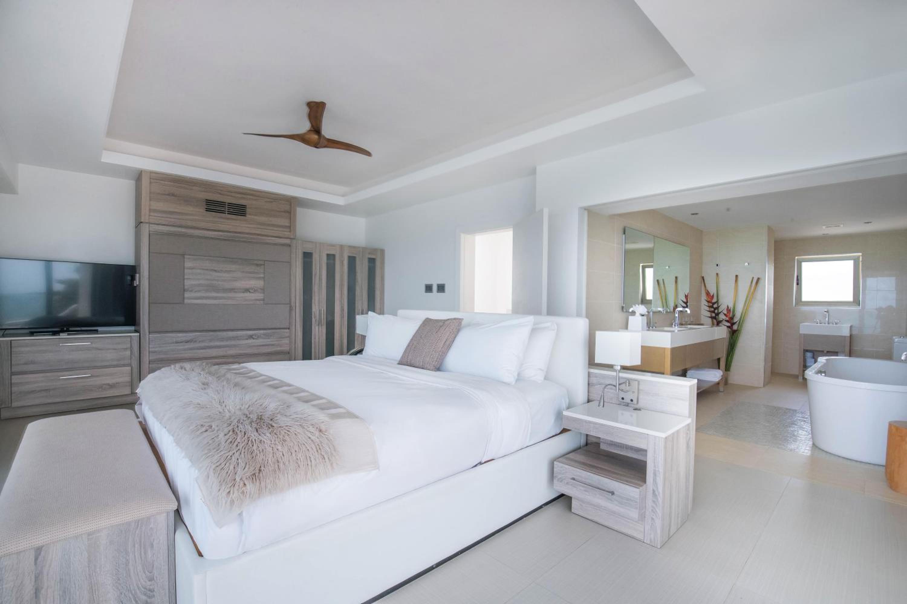 4-Bedroom Oceanfront Luxury Villa, 2 King Beds, 4 Twin Beds, Non-Smoking