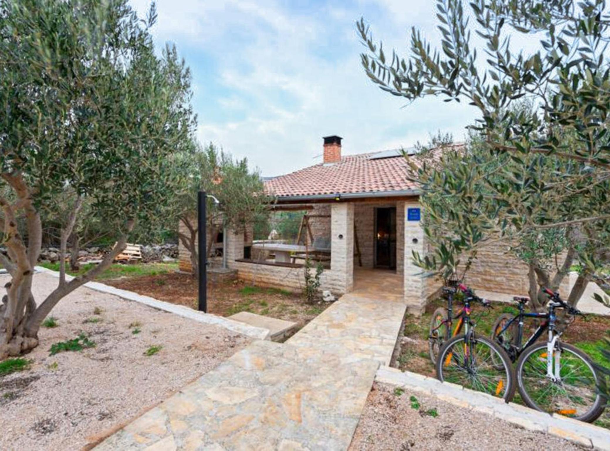 one bedroom house photo 1