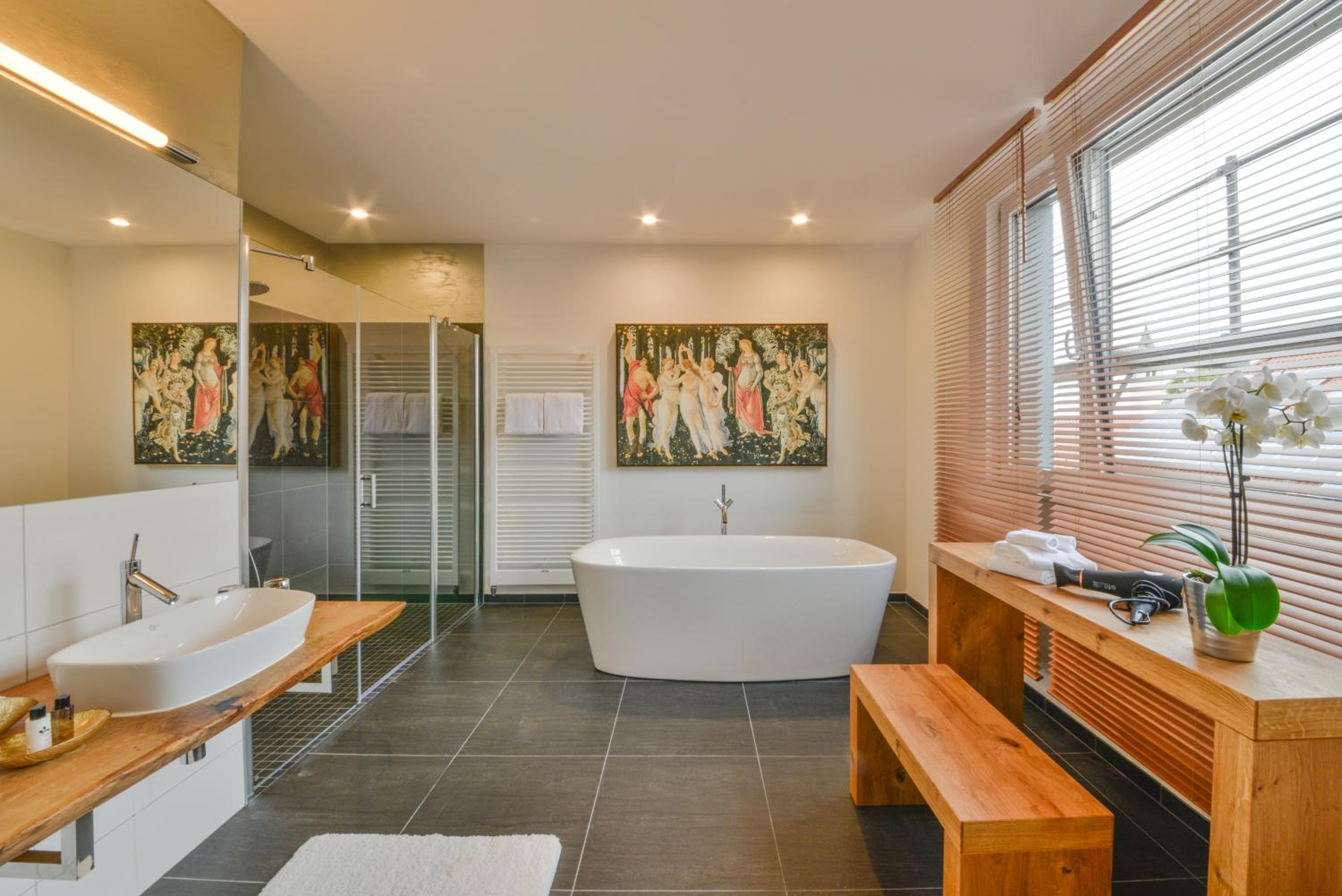 Suite - Photo 3
