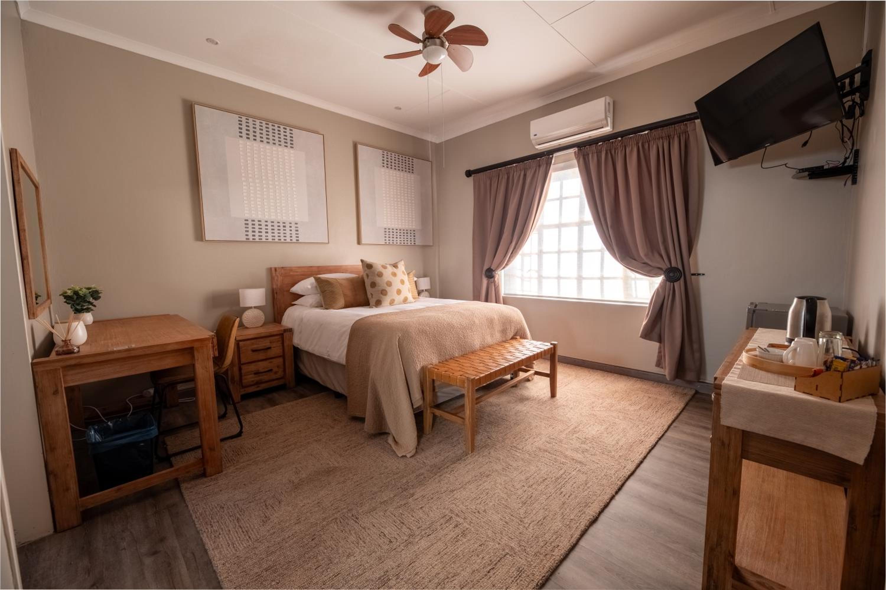 Queen Room photo 1