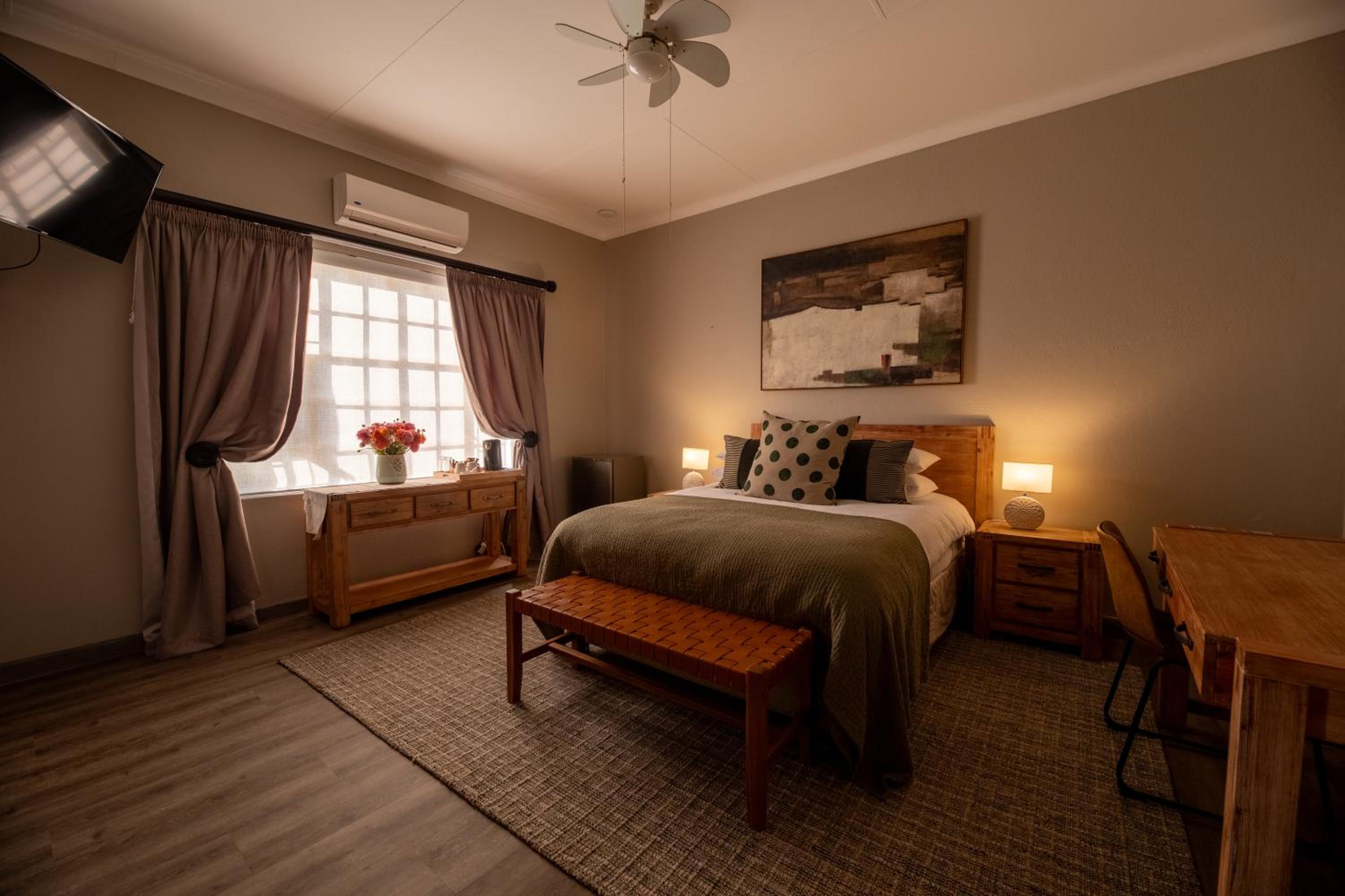 Queen Room photo 2