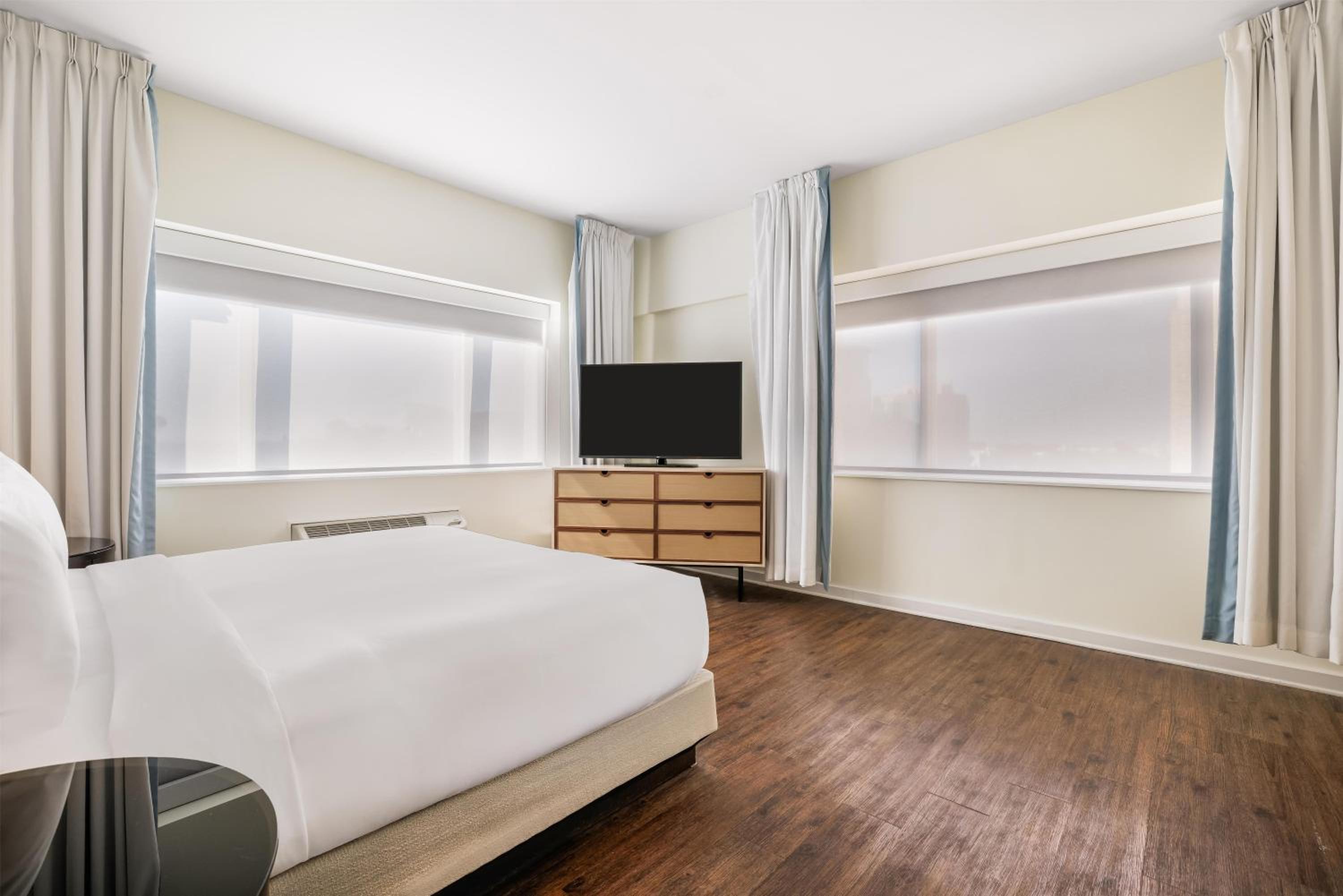 Premium One-Bedroom King Suite - Photo 4