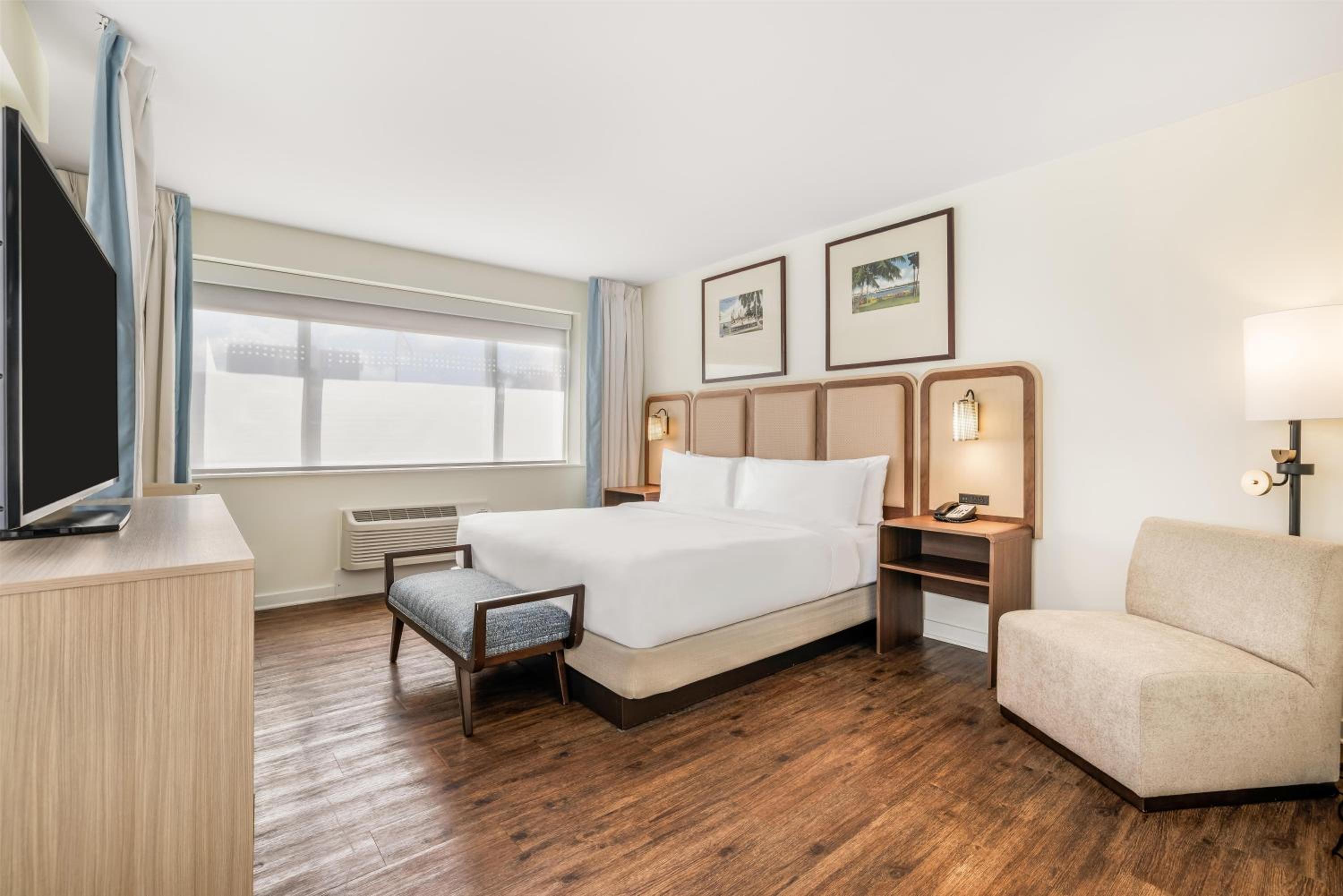 Corner King Room - Photo 1
