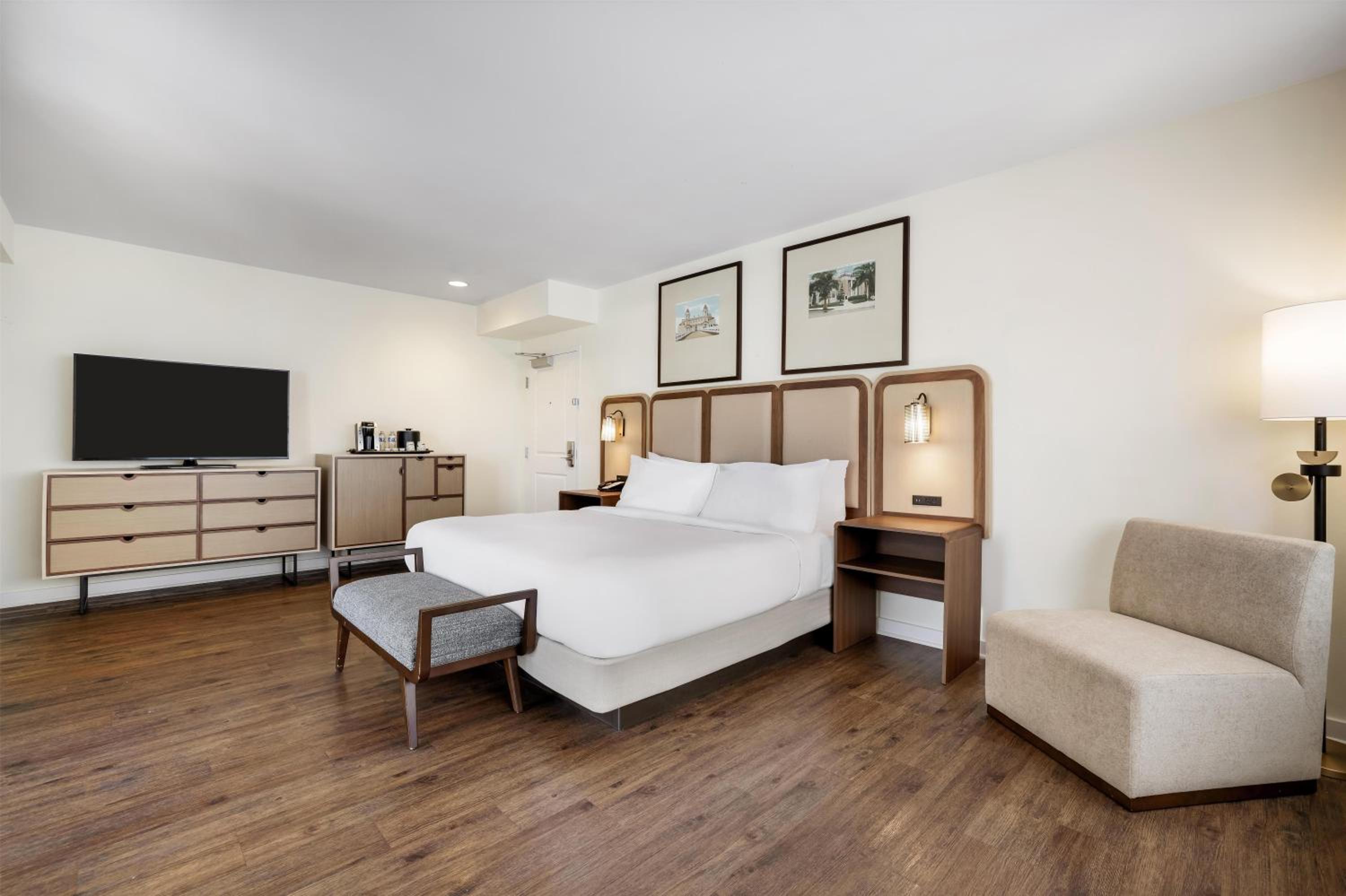 King Room with Balcony and City View  - Photo 2