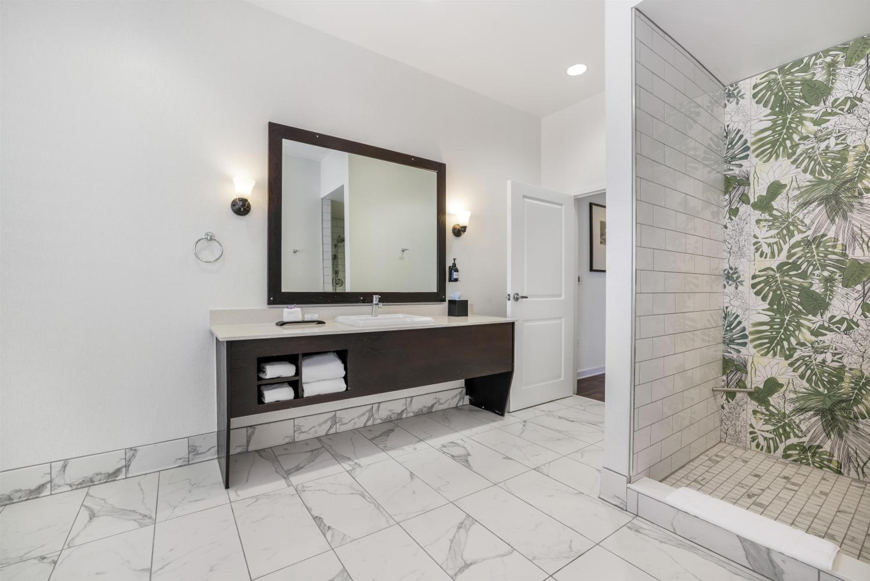 Premium One-Bedroom King Suite - Photo 2