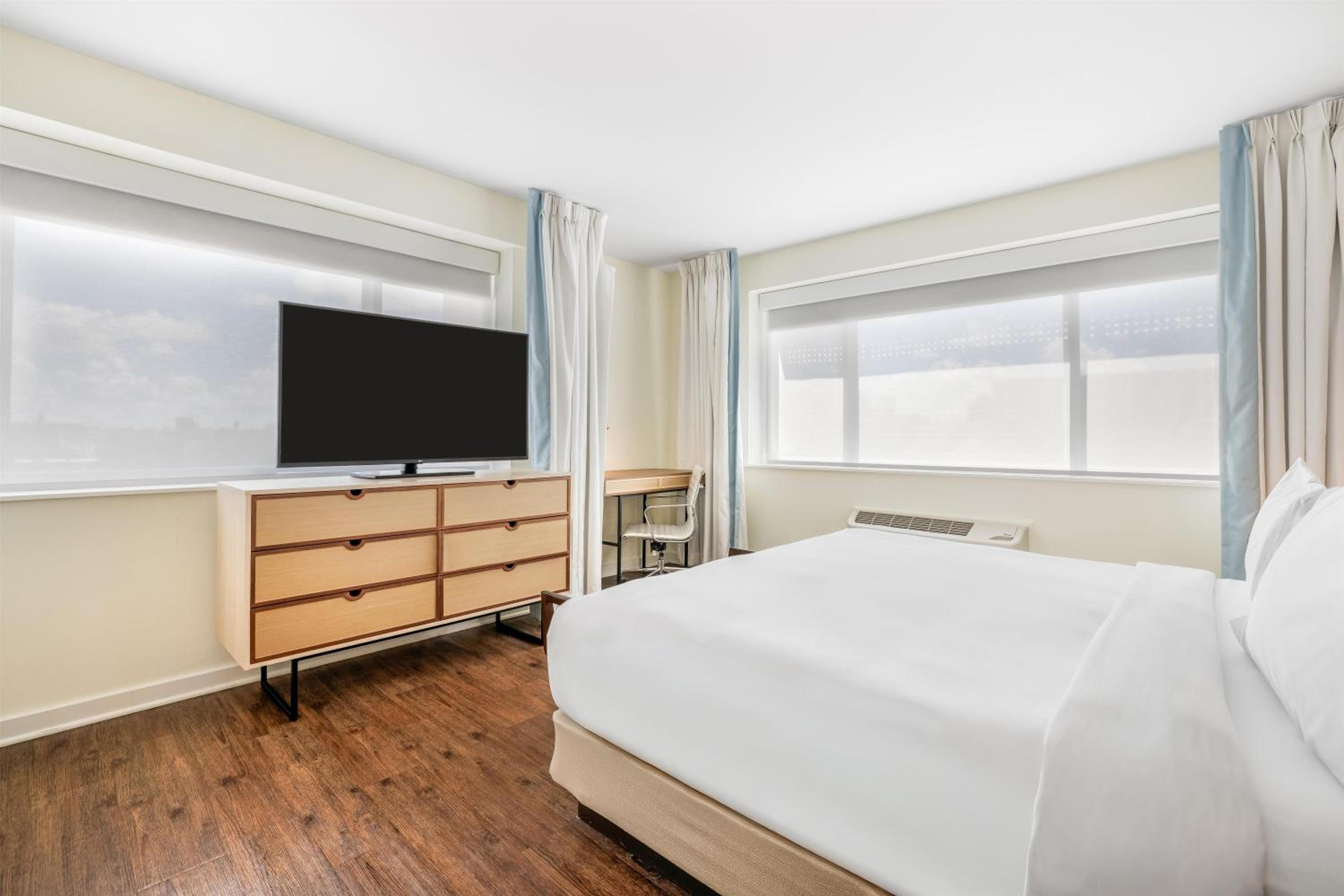 Corner King Room - Photo 2