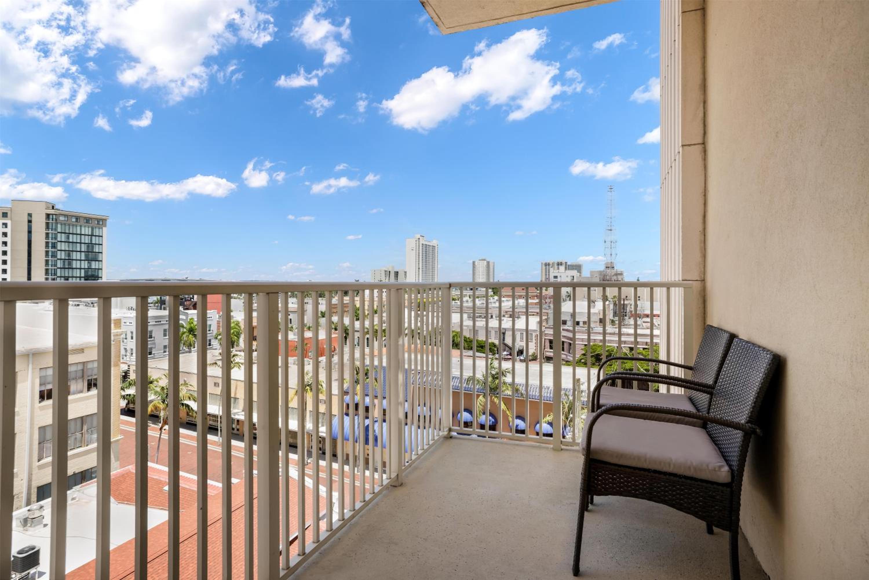 King Room with Balcony and City View  - Photo 4