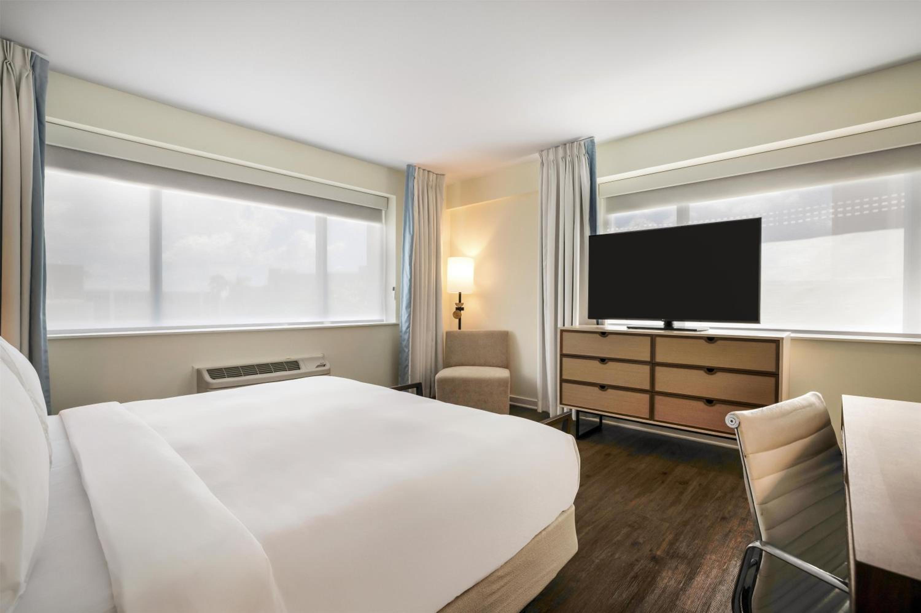 Corner King Room with Roll-In Shower - Mobility Accessible - Photo 1