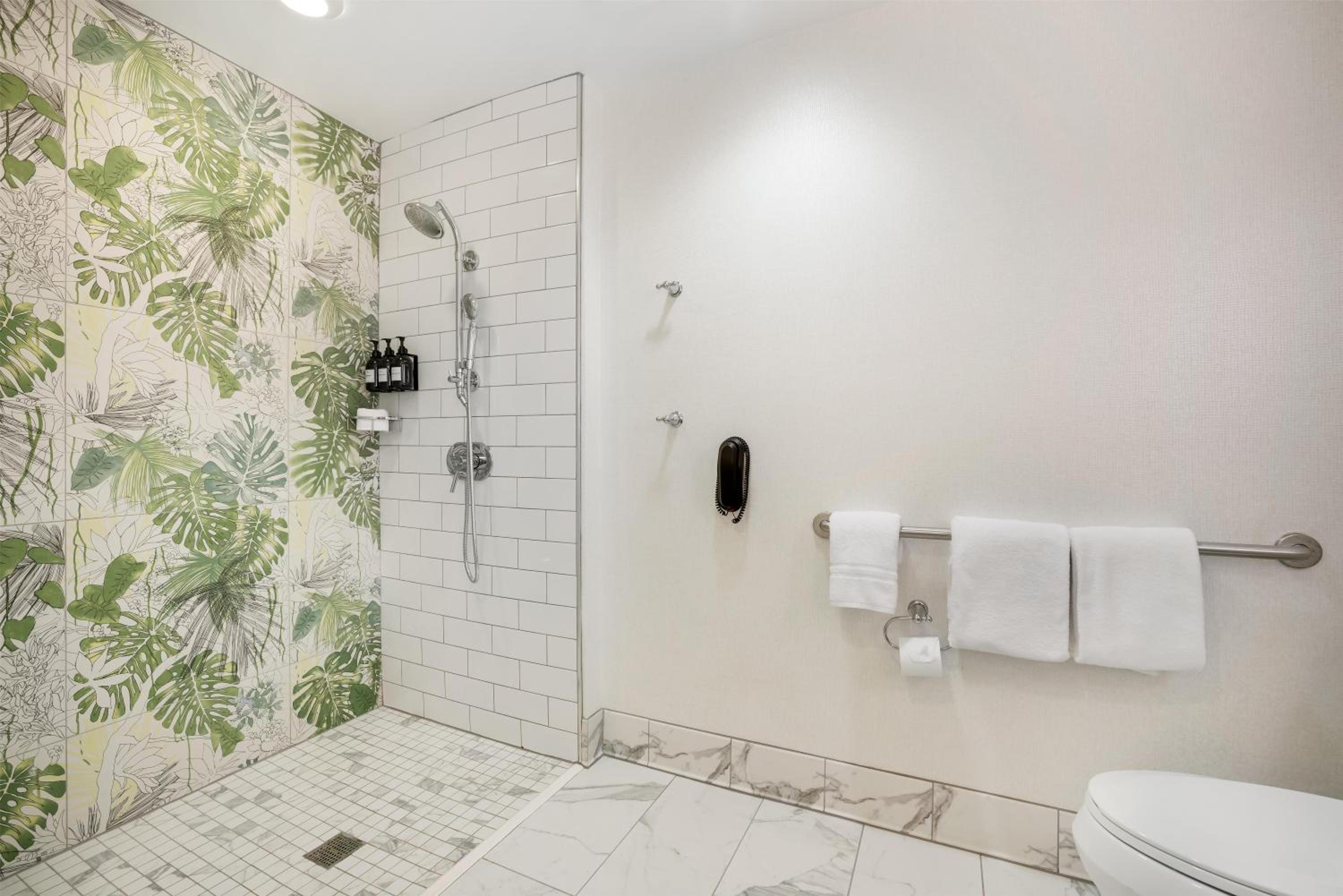Corner King Room with Roll-In Shower - Mobility Accessible - Photo 2