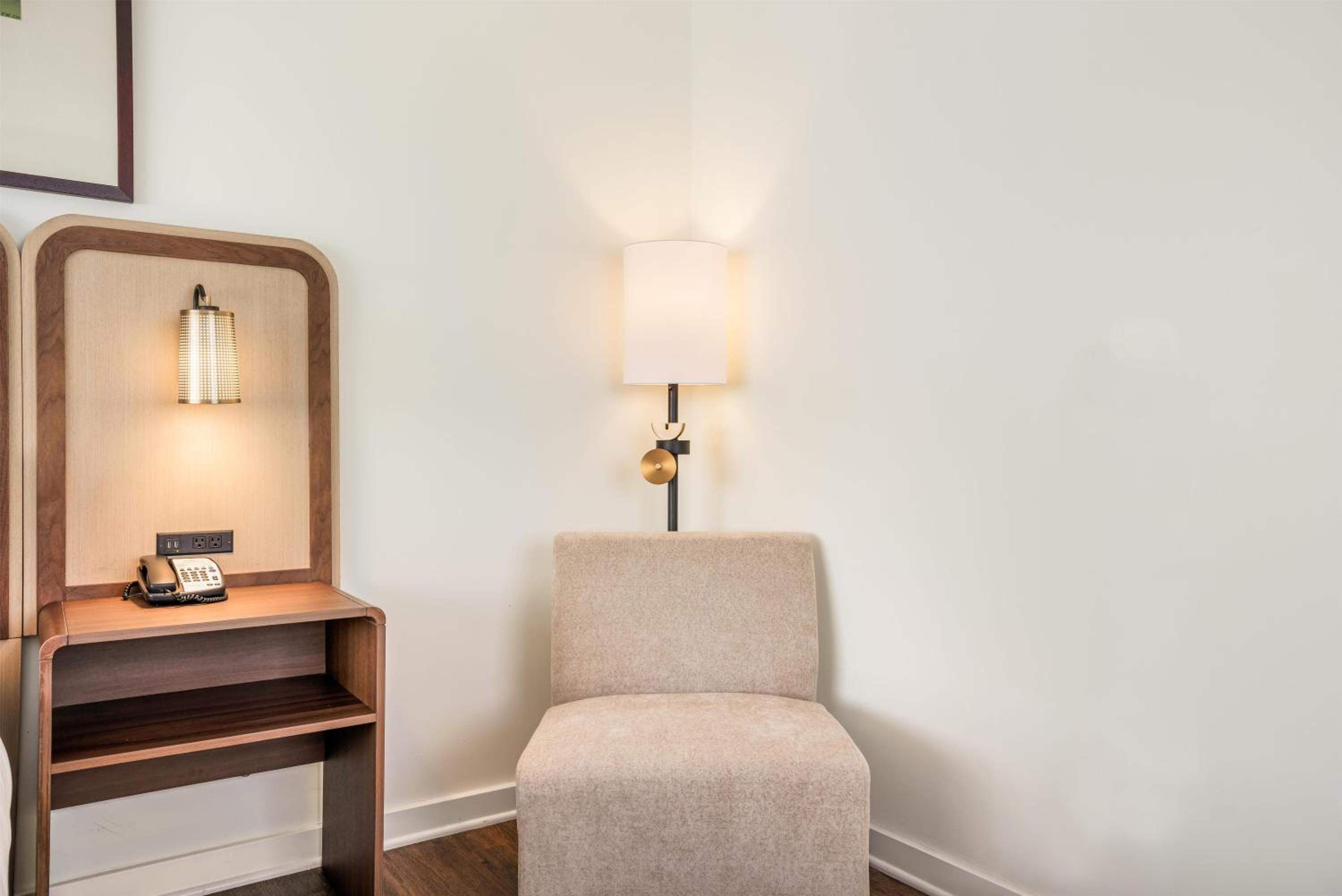 Corner King Room - Photo 3