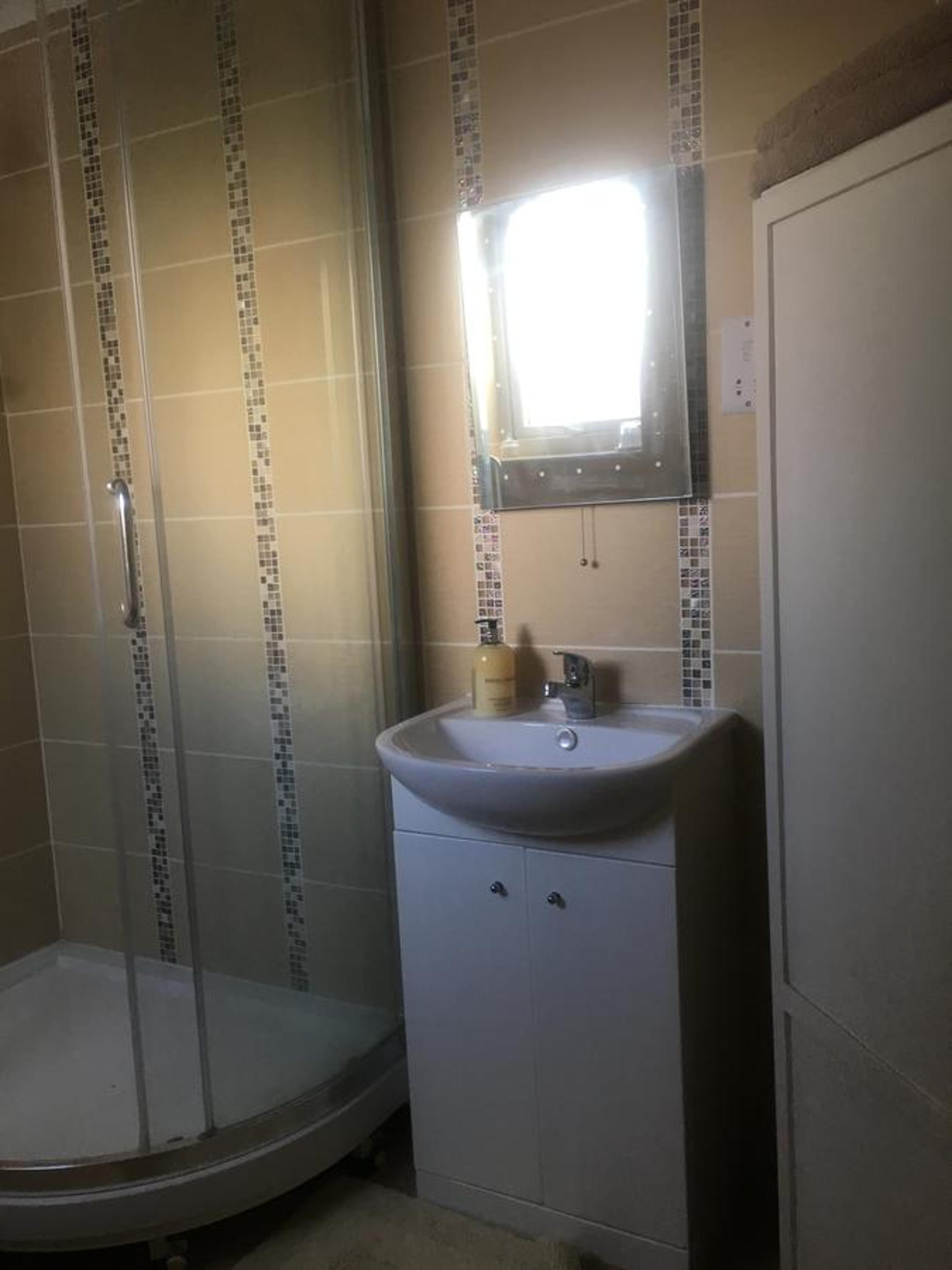 Small Twin Room - Photo 3