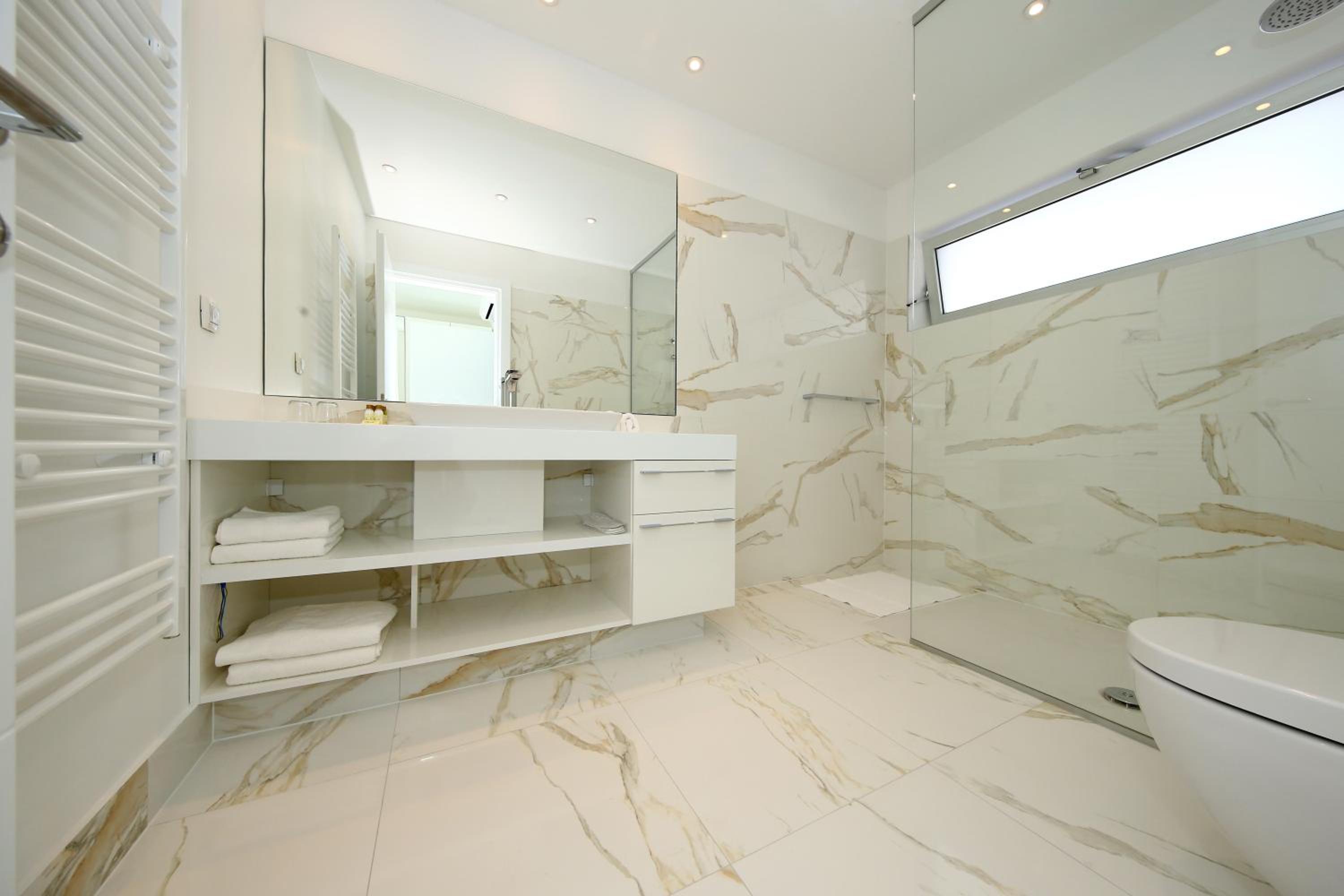 Deluxe King Room - Photo 10