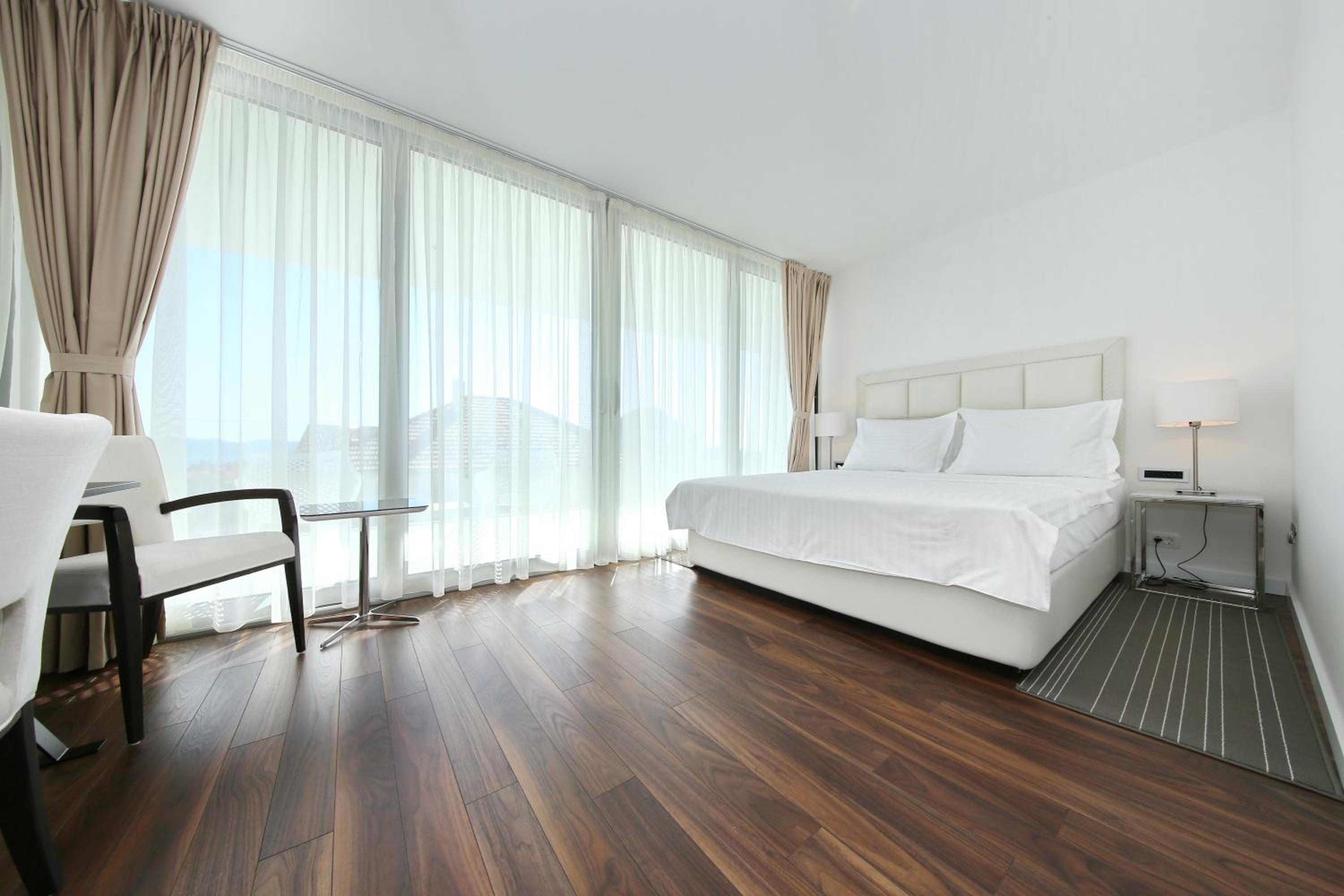 Deluxe King Room - Photo 9