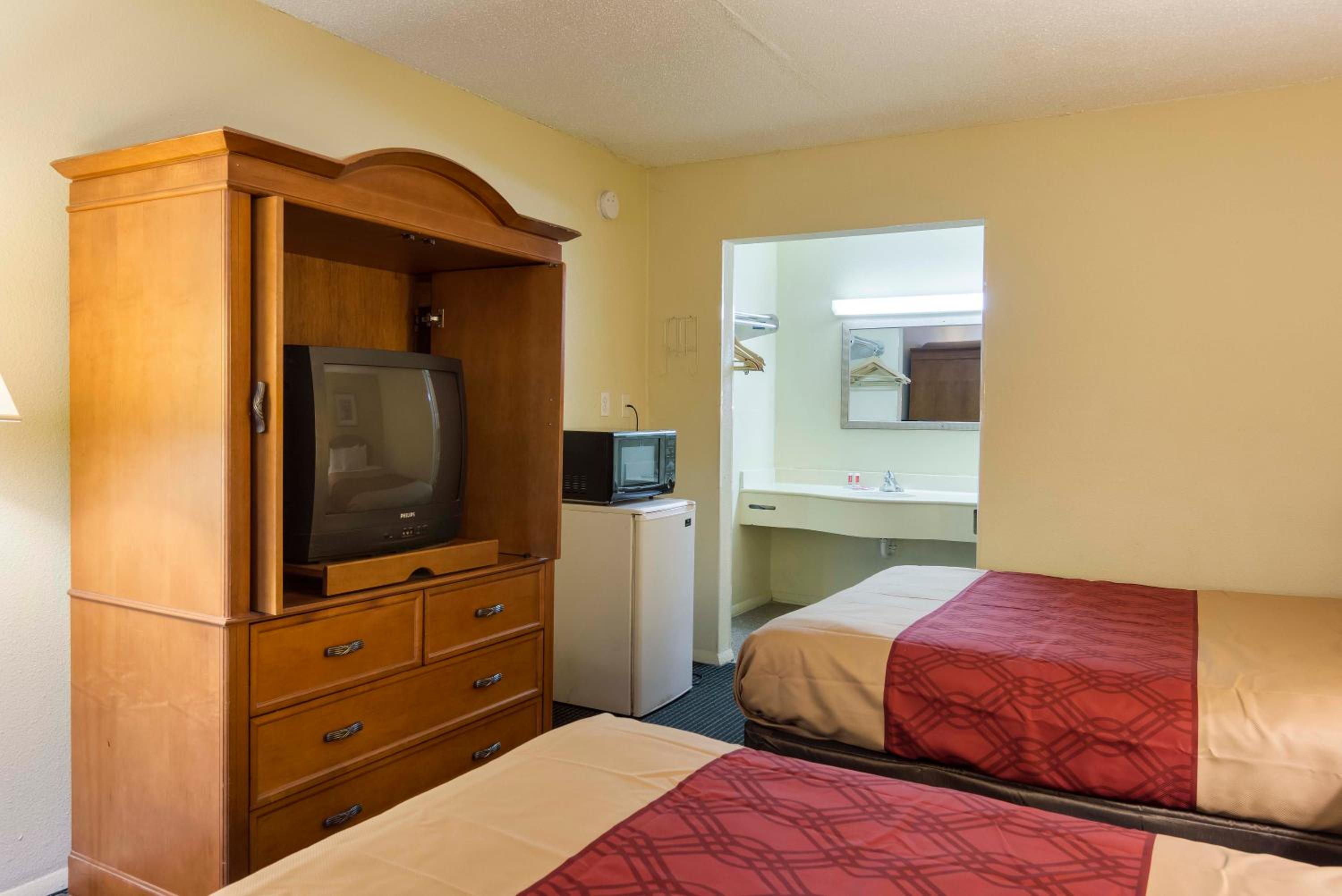 Queen Room with Two Queen Beds - Non-Smoking - Photo 1