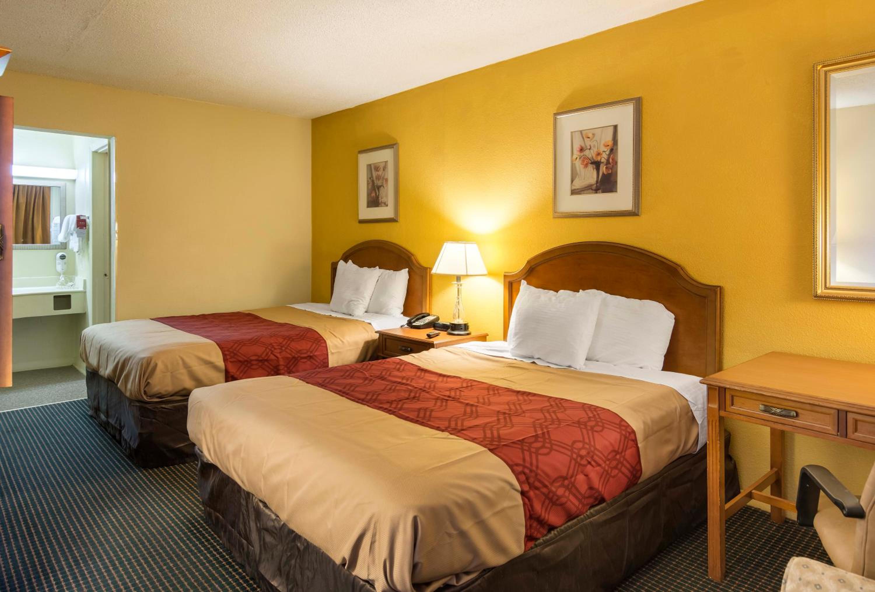 Queen Room with Two Queen Beds - Non-Smoking - Photo 2