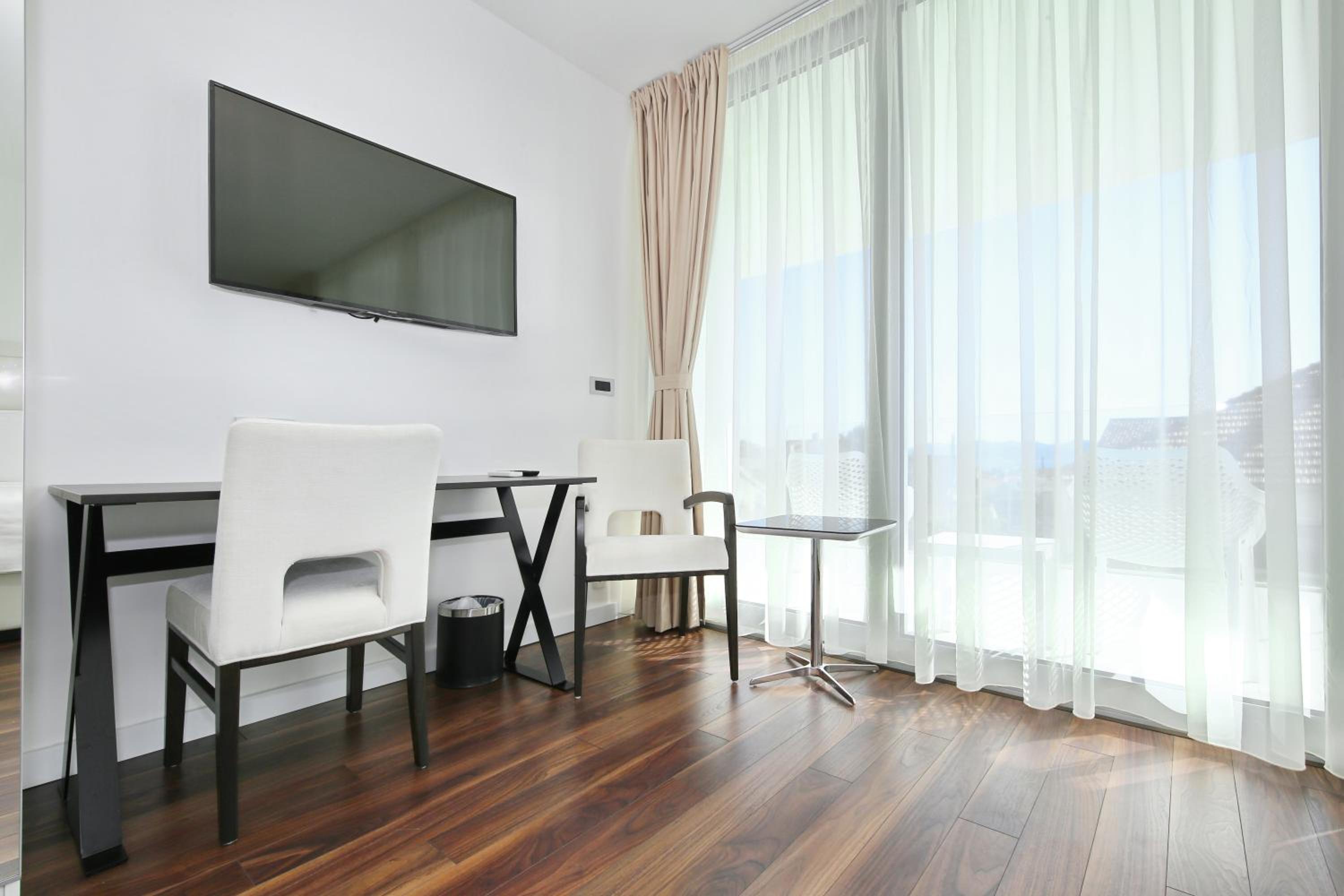 Deluxe Room with Large Terrace and Sea View - Photo 7