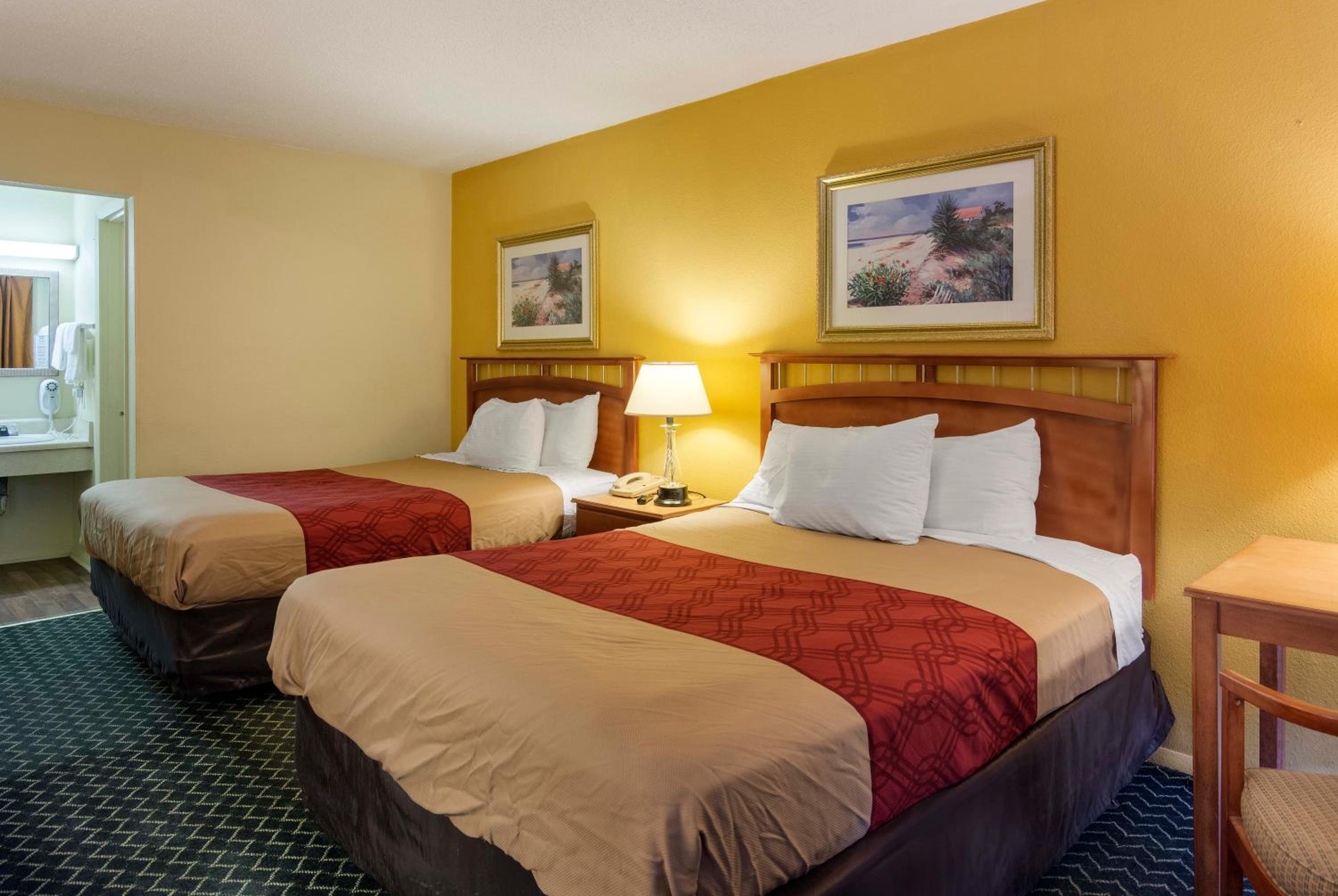 Queen Room with Two Queen Beds - Non-Smoking - Photo 4