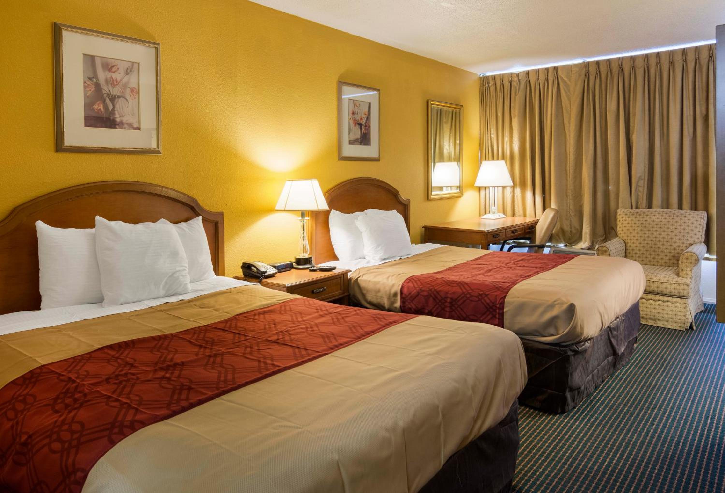 Queen Room with Two Queen Beds - Non-Smoking - Photo 3