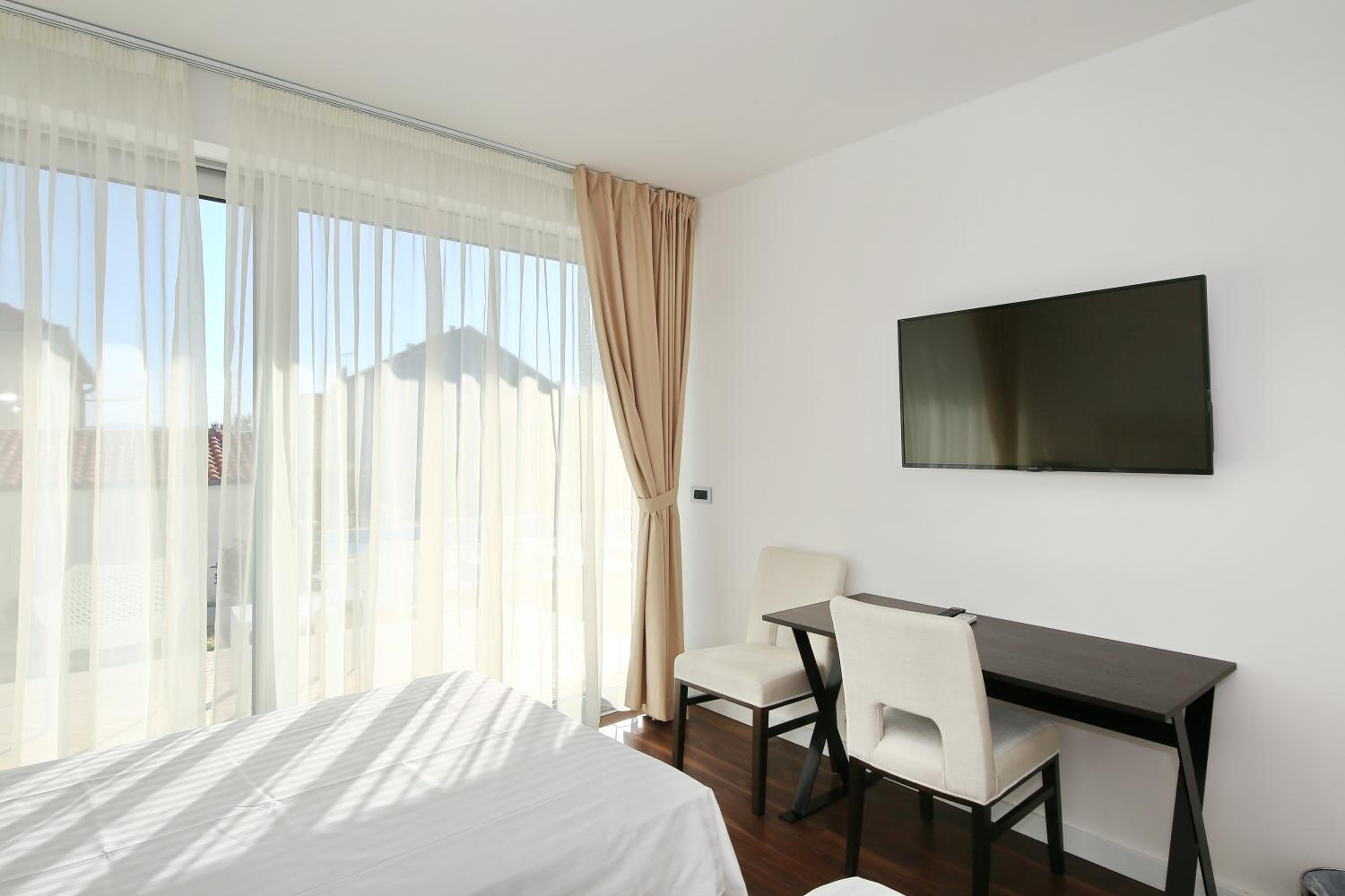 Deluxe Double or Twin Room - Photo 9