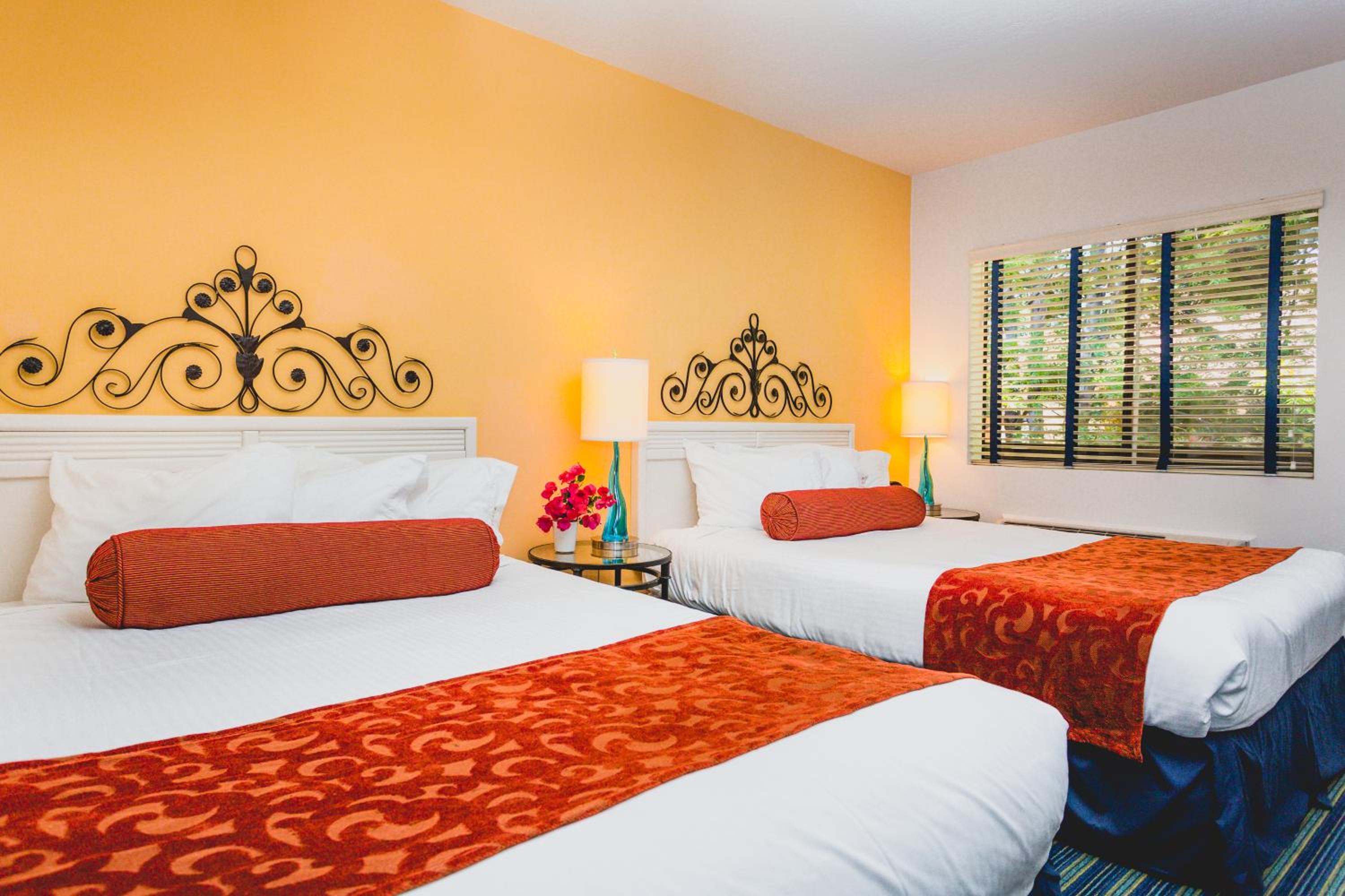 Queen Room With Two Queen Beds - Photo 1