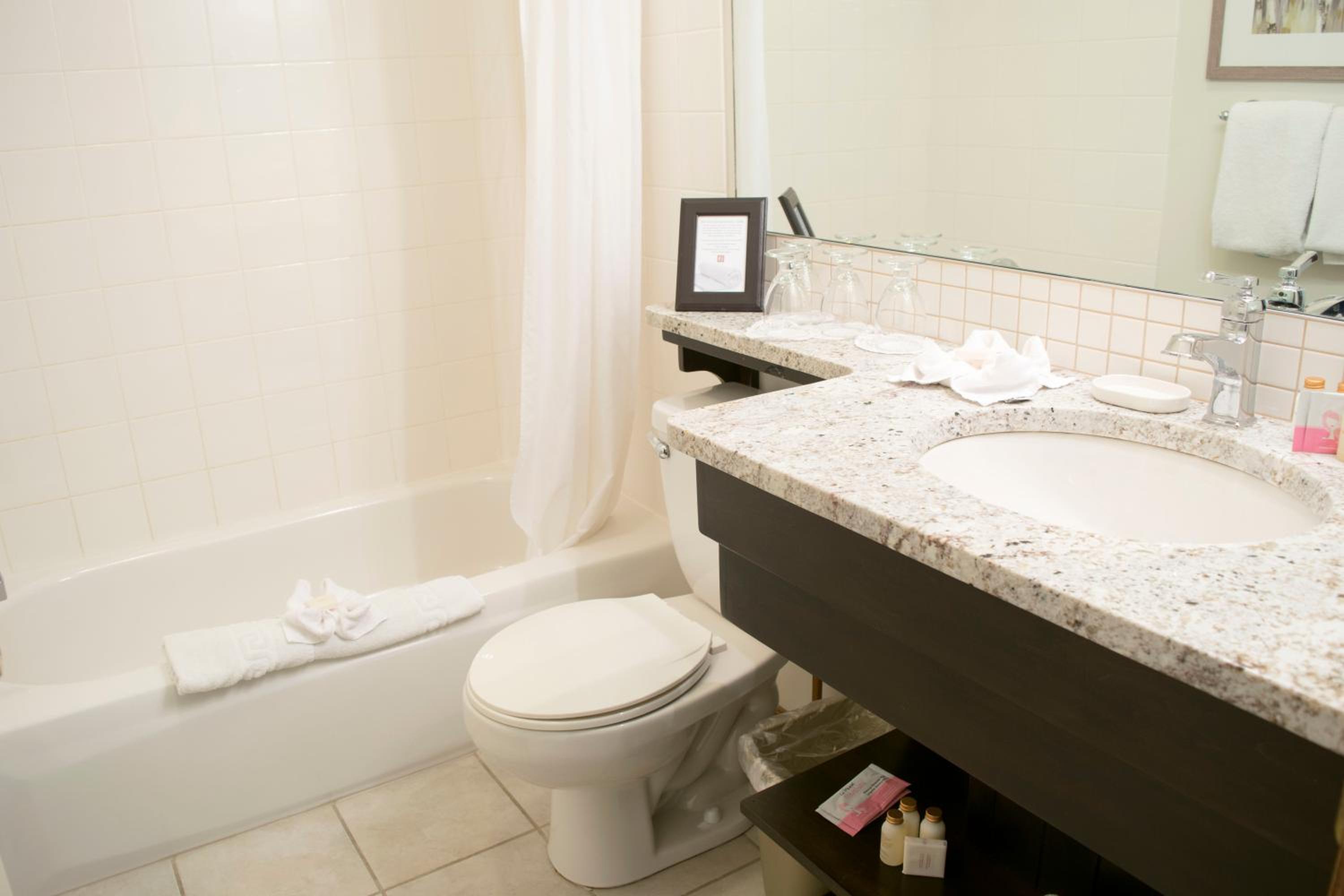 Queen Room with Two Queen Beds photo 3