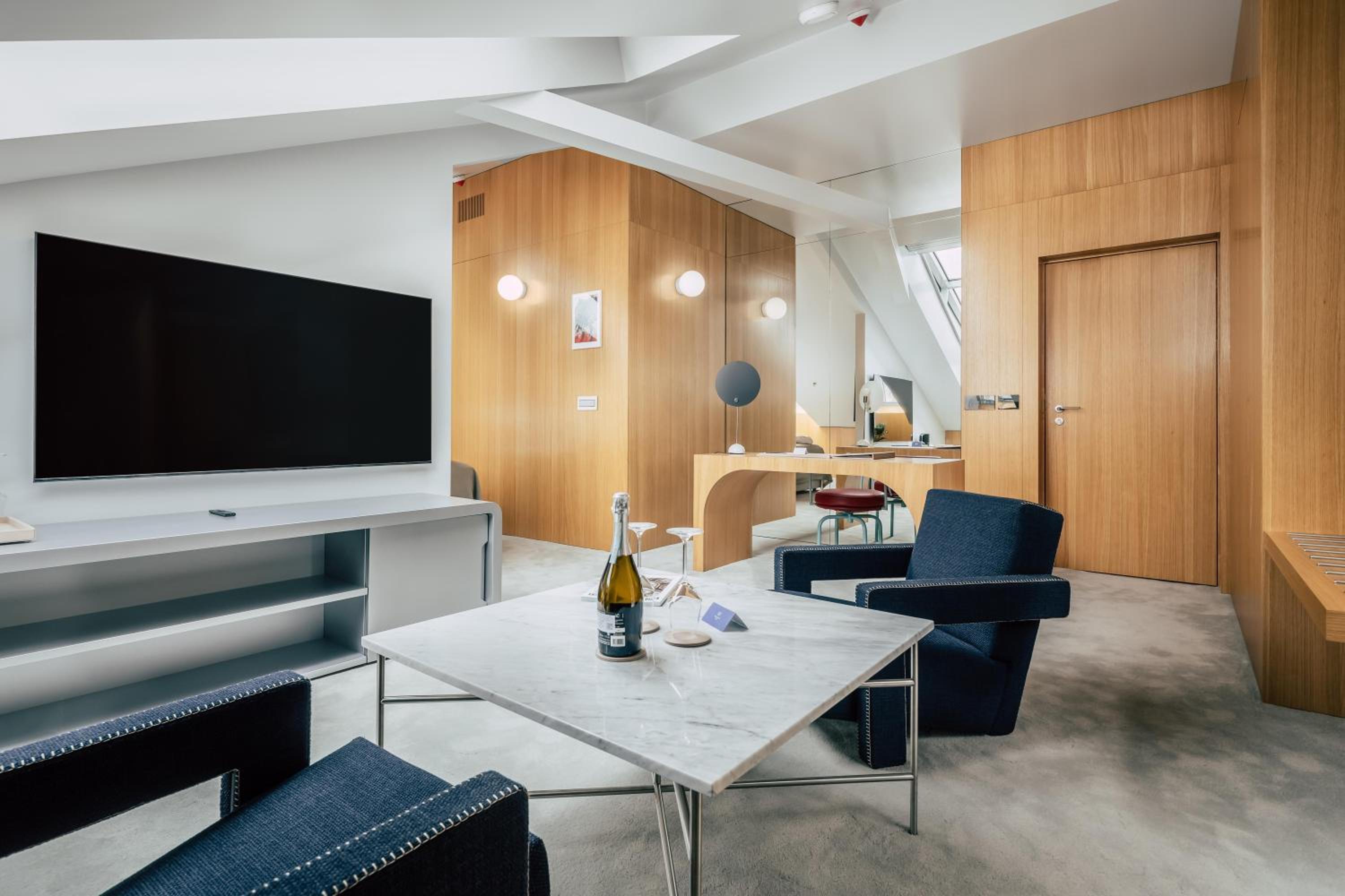 Deluxe Suite - Photo 2