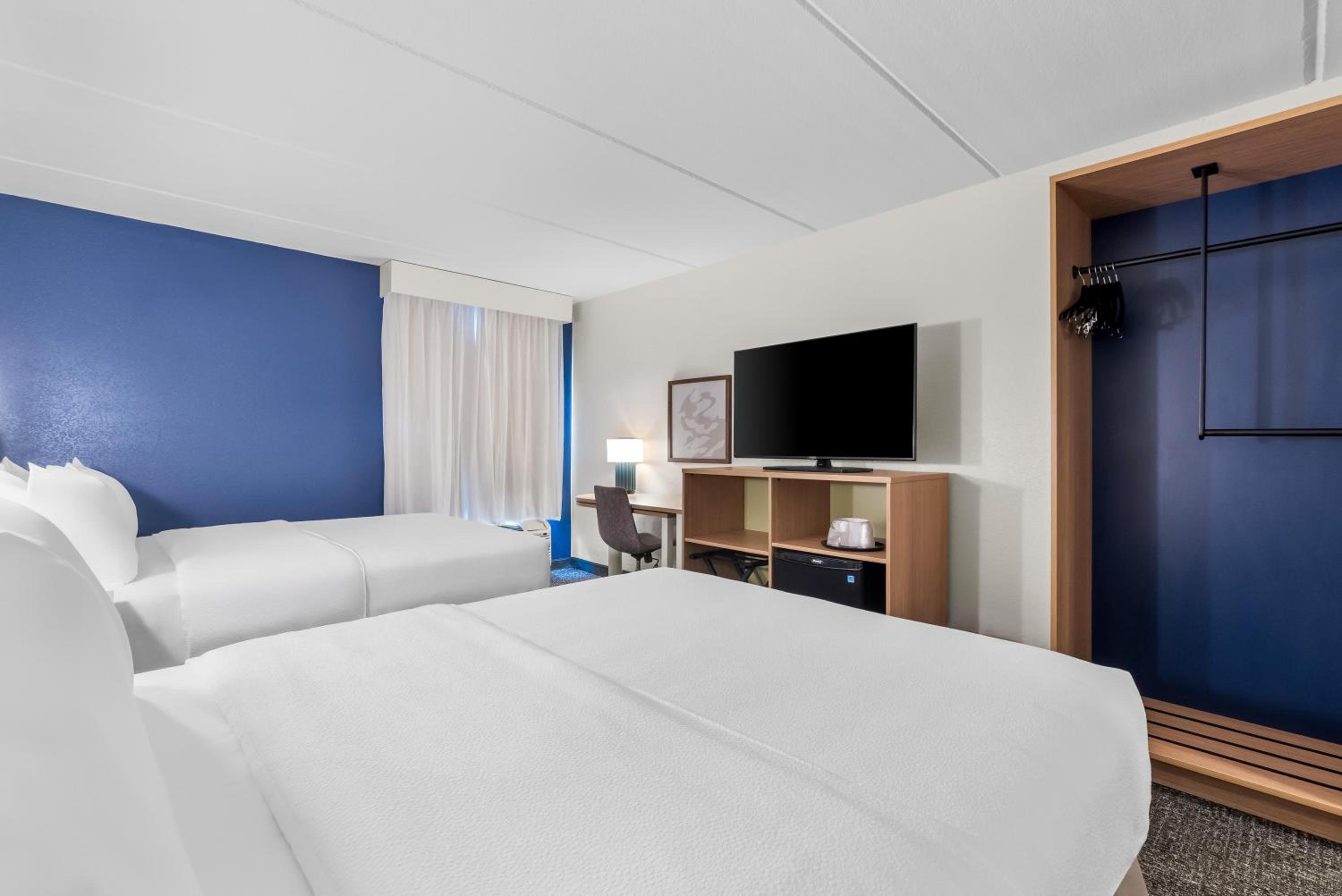 Queen Room with Two Queen Beds - Photo 5