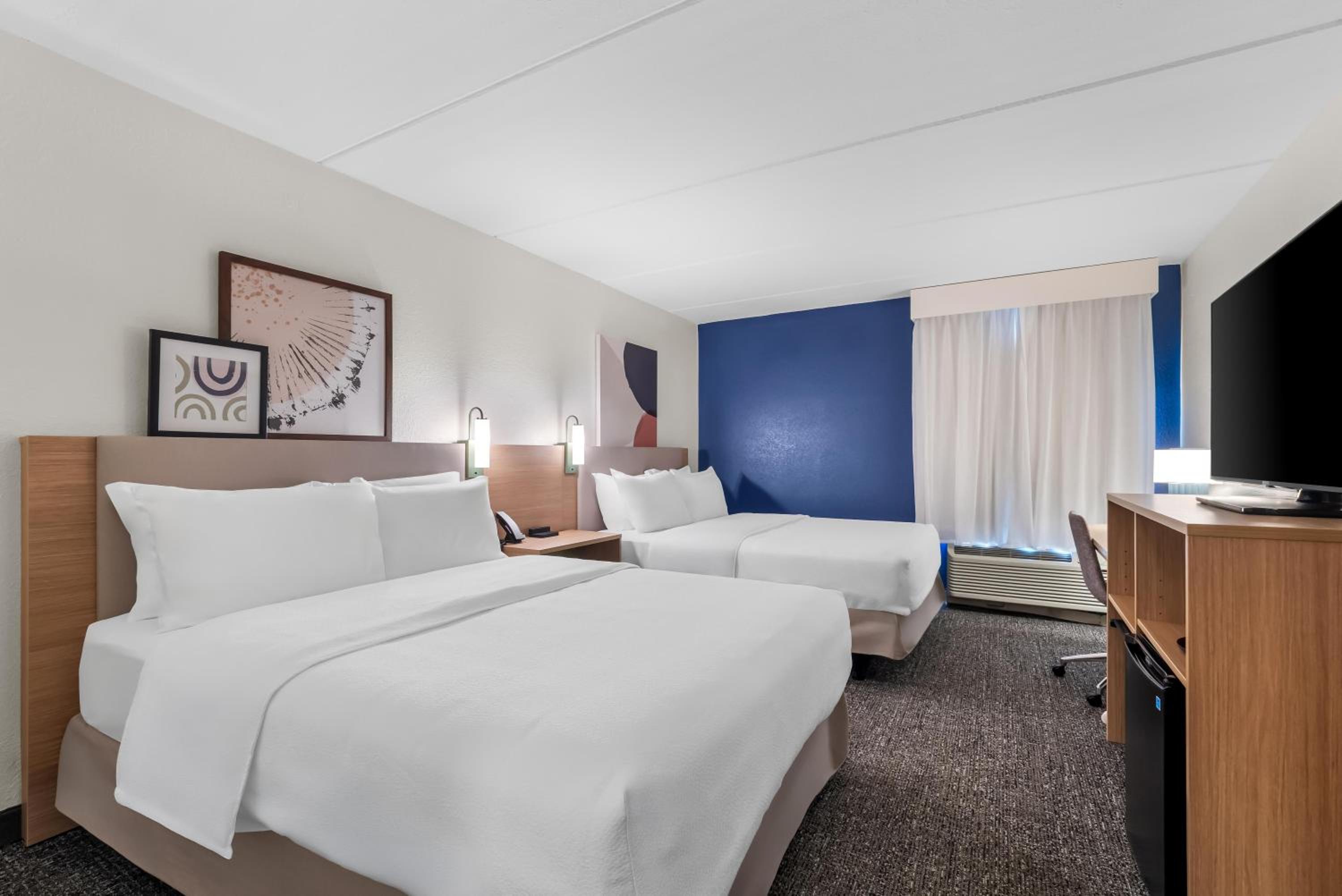 Queen Room with Two Queen Beds - Photo 6