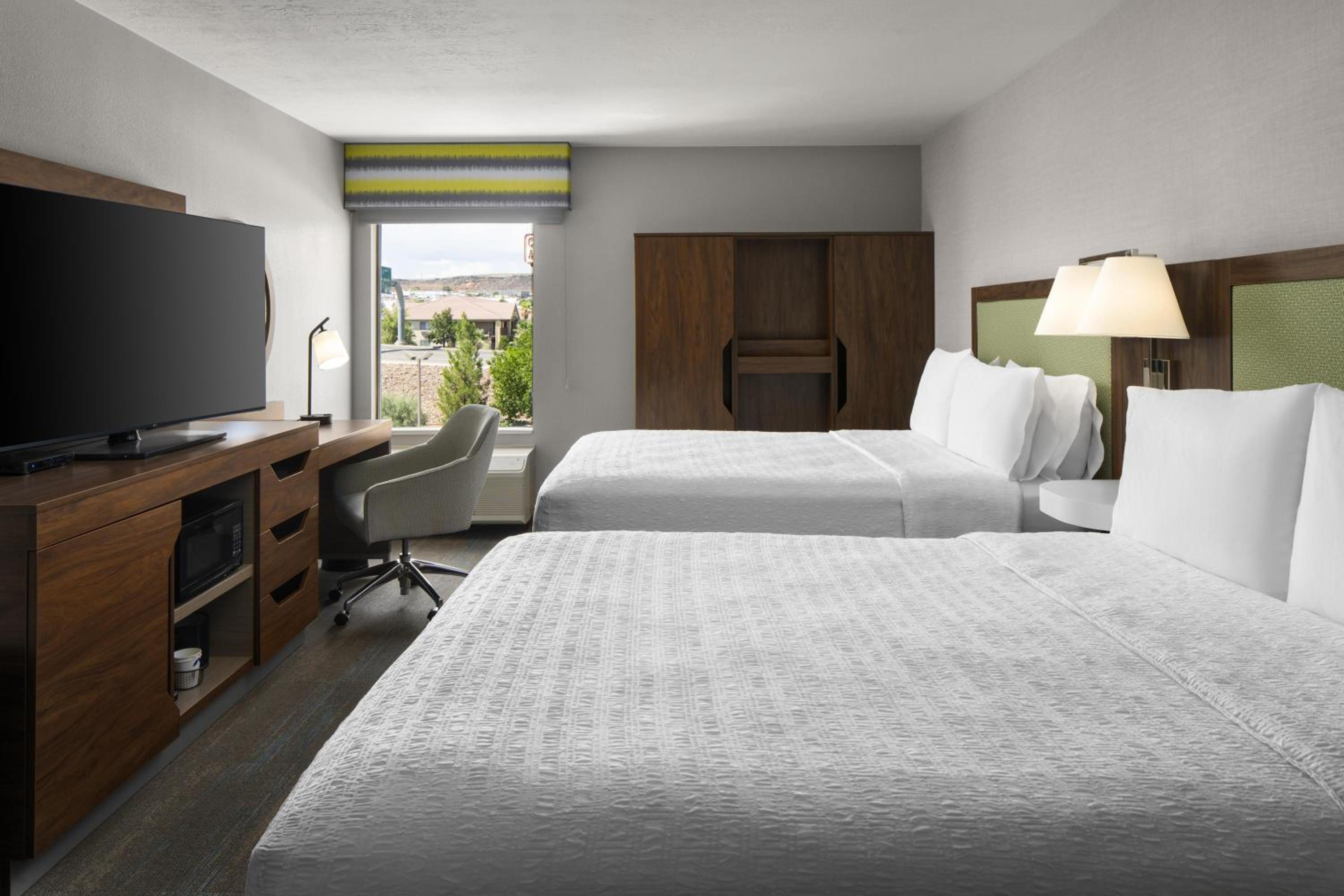 Queen Room with Two Queen Beds - Photo 2