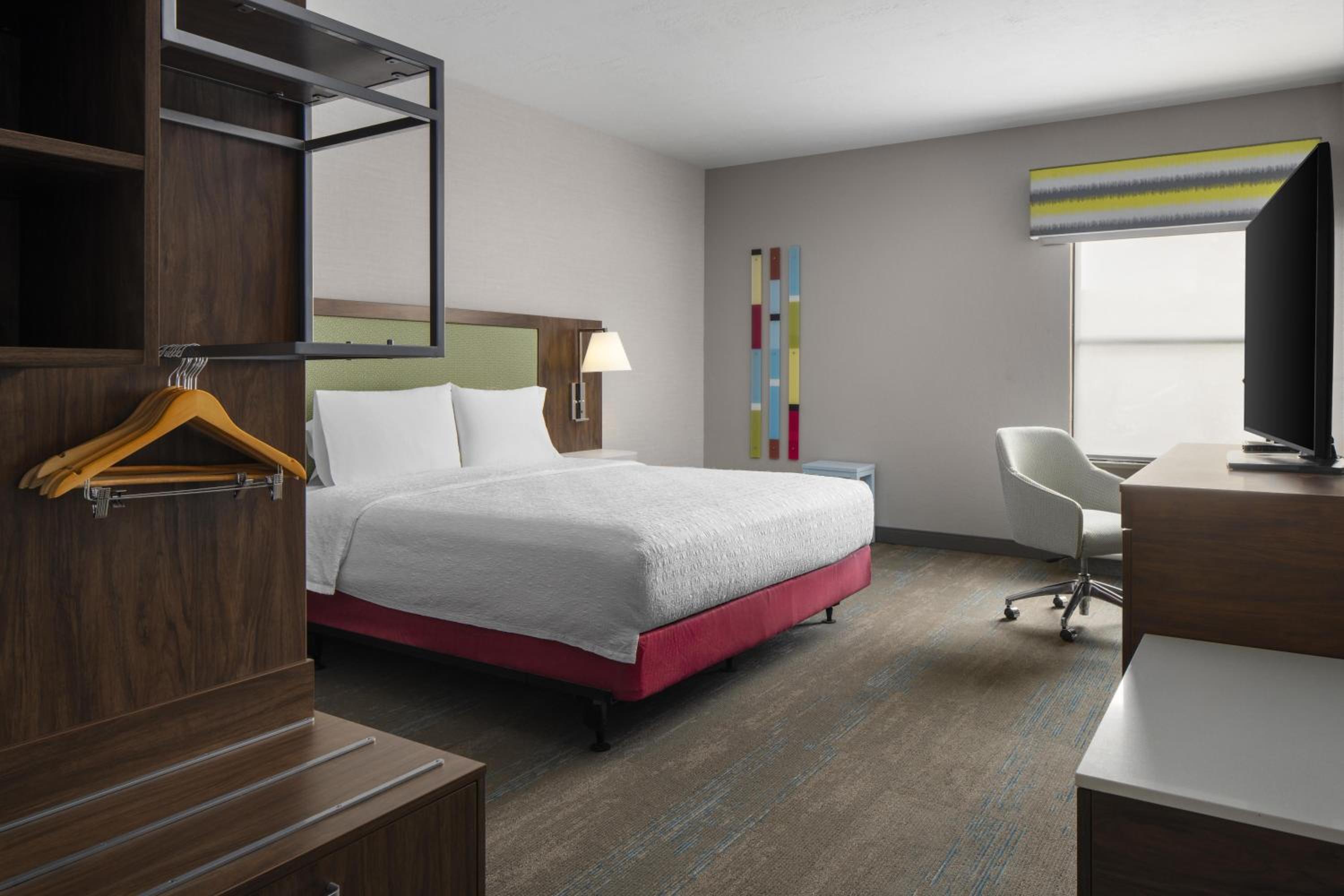 King Room with Roll-In Shower - Mobility Access/Non-Smoking - Photo 3