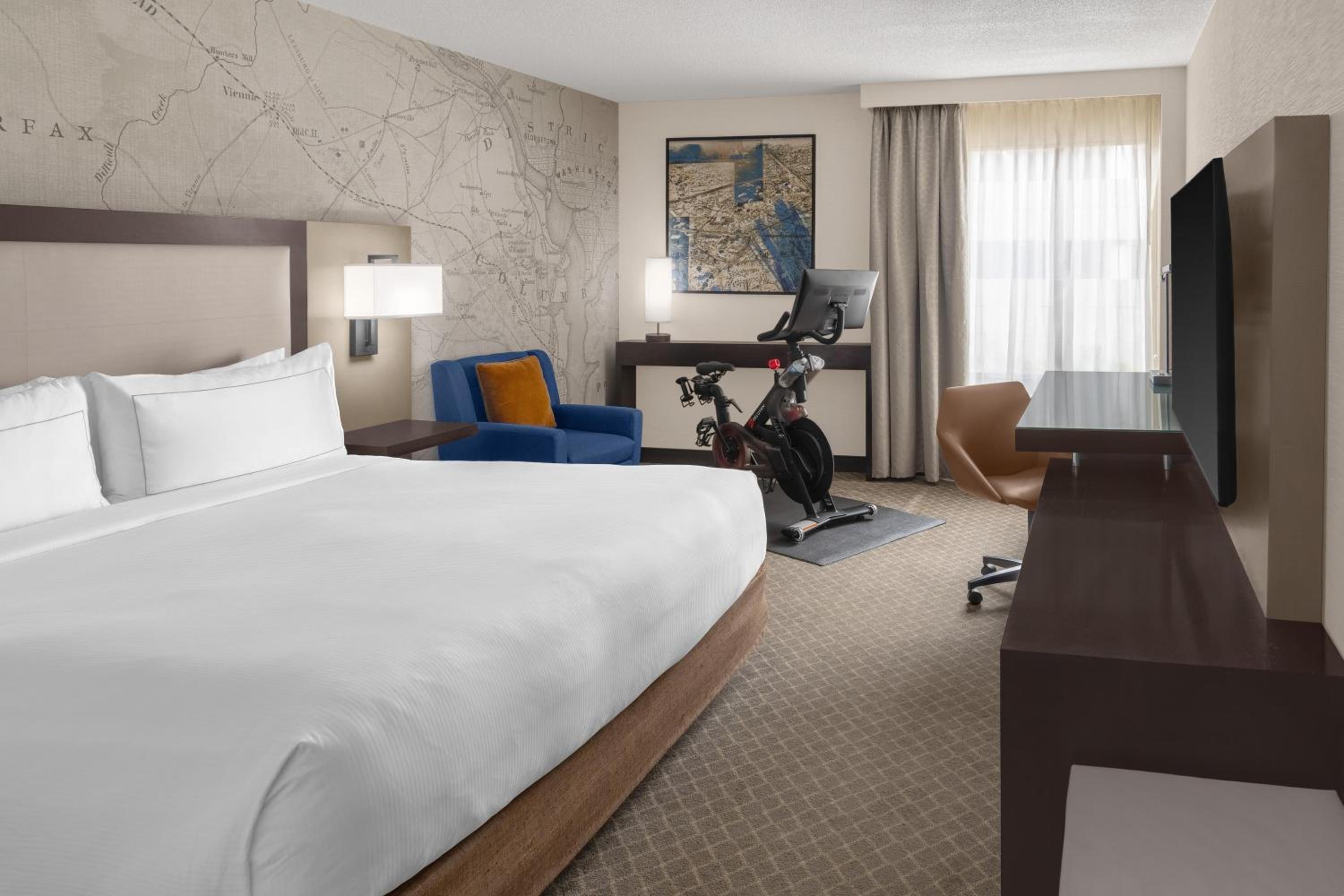 King Room with Peloton Bike - Photo 3