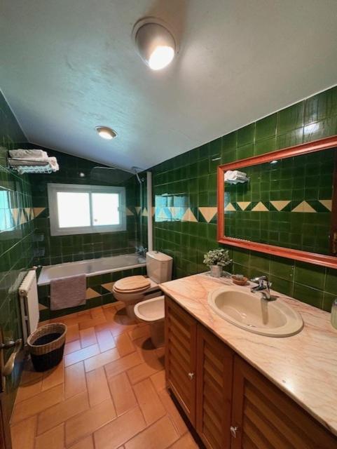 Family Room with Bathroom photo 2