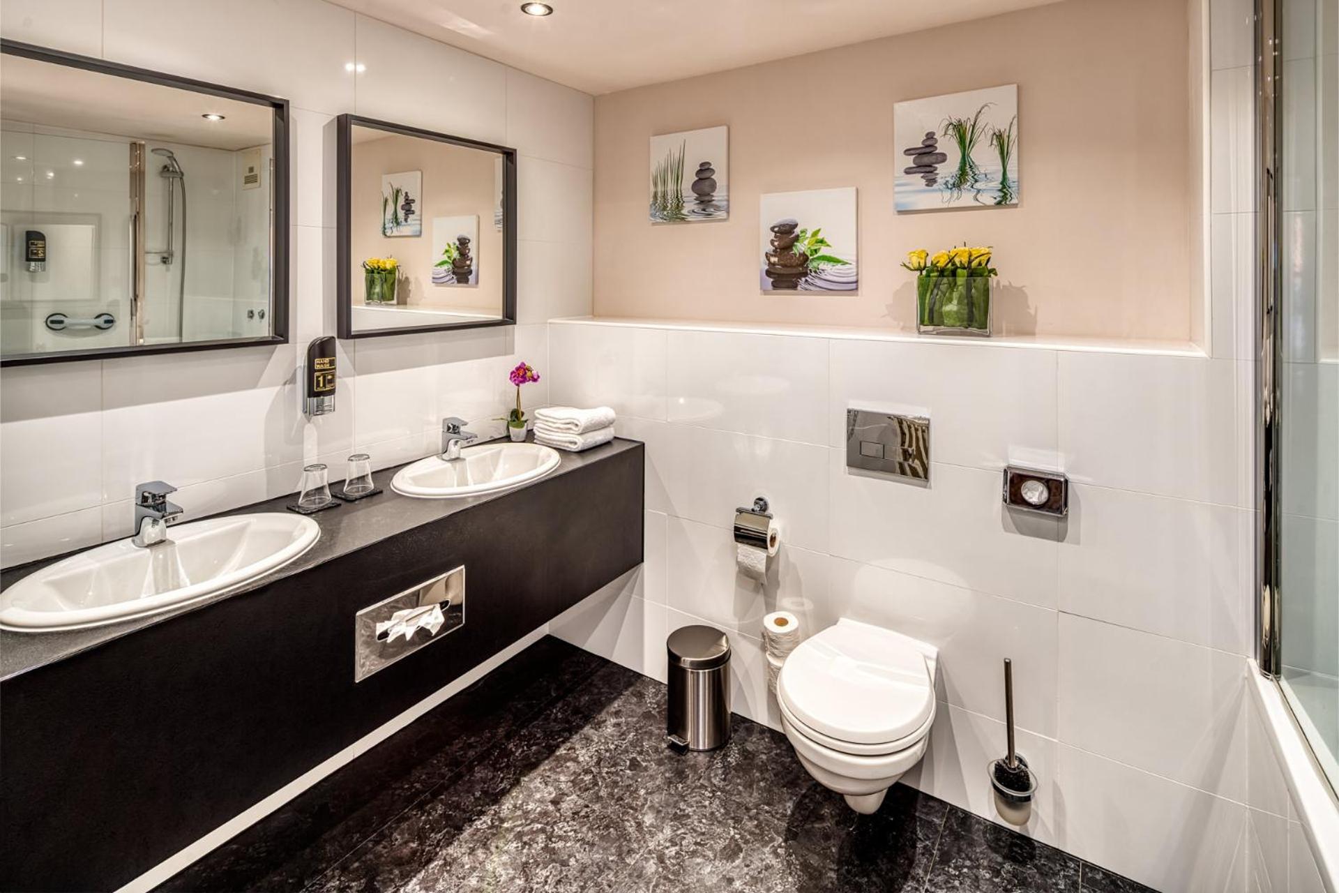 Junior King Suite with Balcony and Fireplace photo 2
