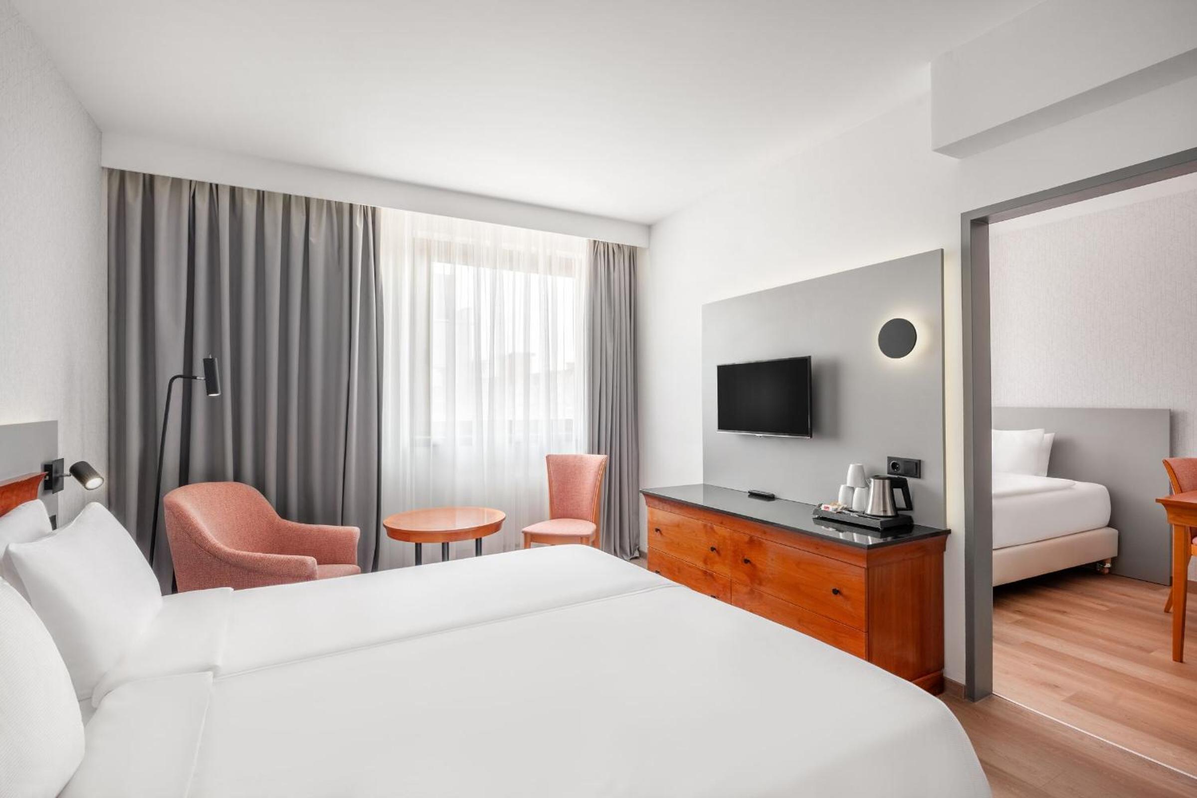 Superior Triple Room thumbnail 5