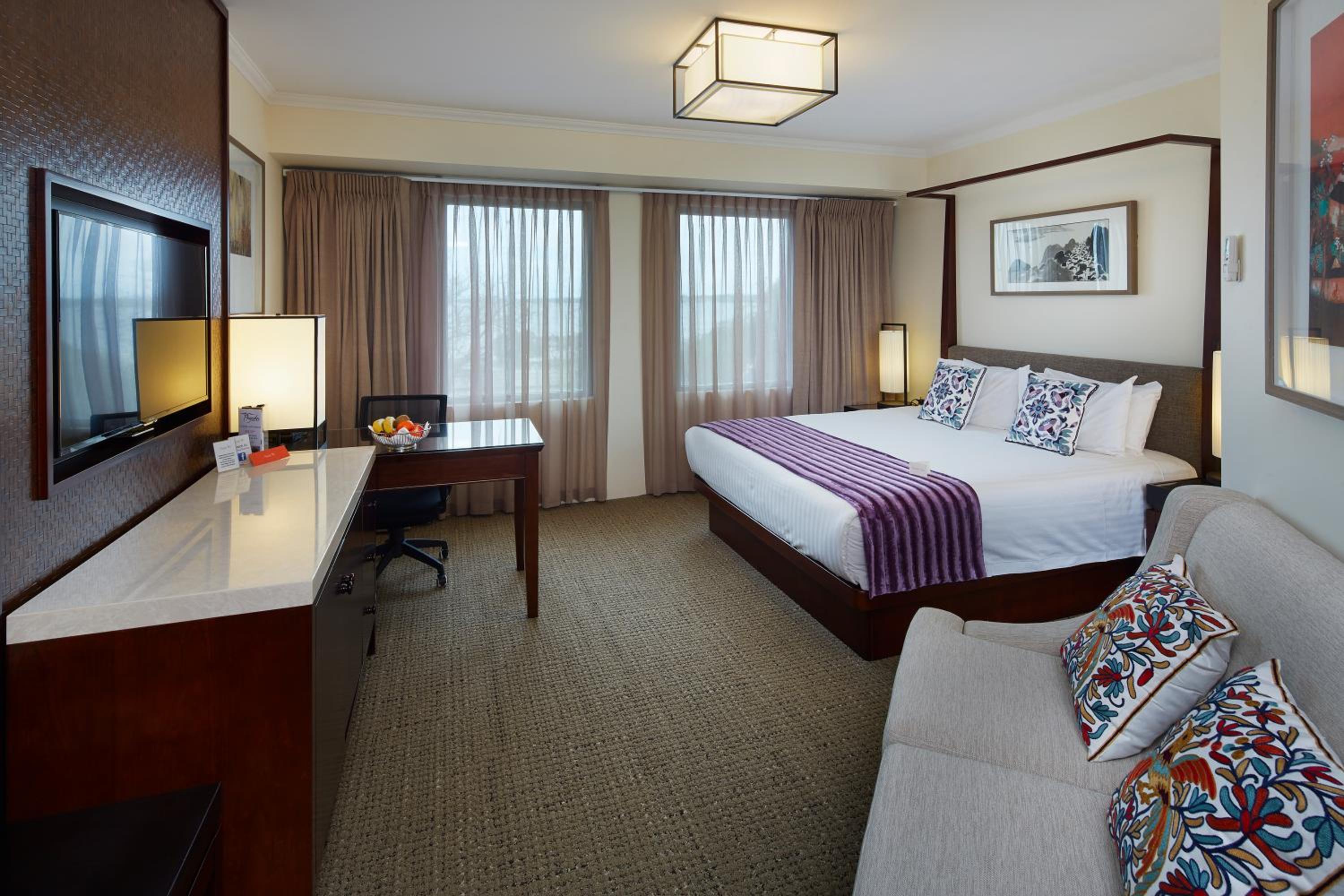 Superior King Room thumbnail 6