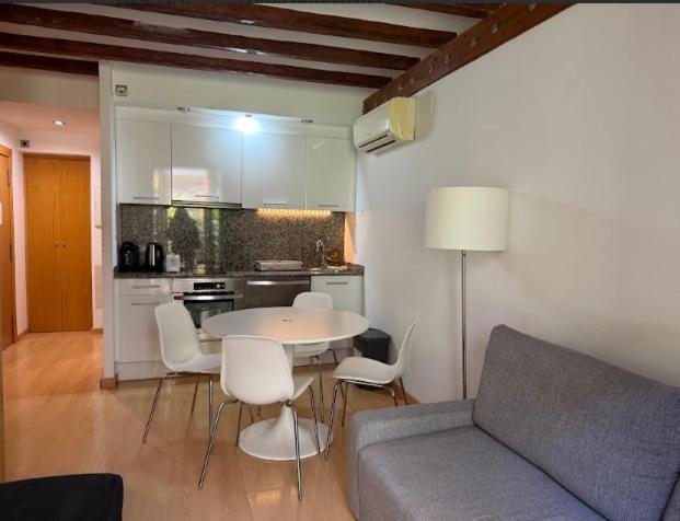 One-Bedroom Apartment photo 3