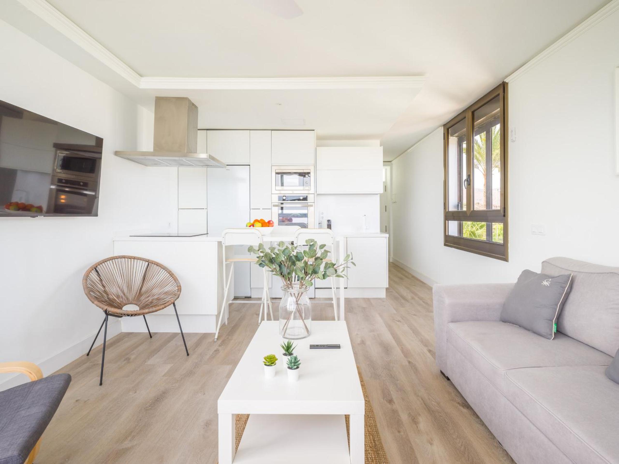 Deluxe One-Bedroom Apartment with Ocean View photo 3