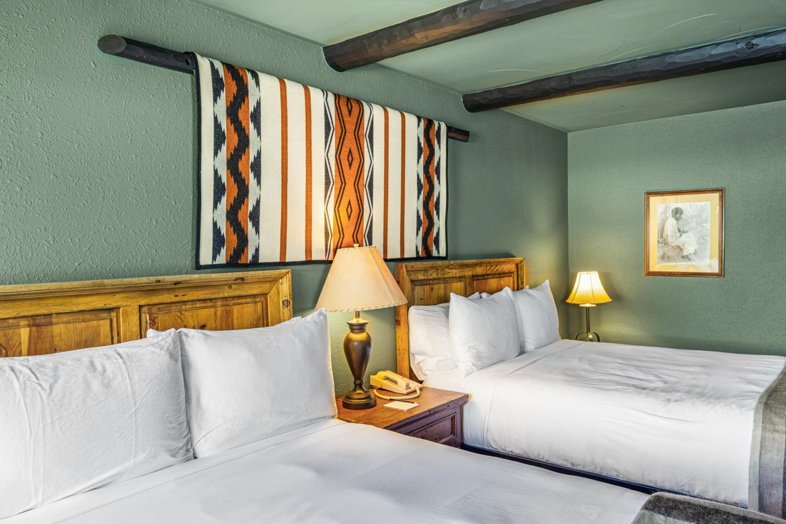 Queen Room with Two Queen Beds - Photo 2