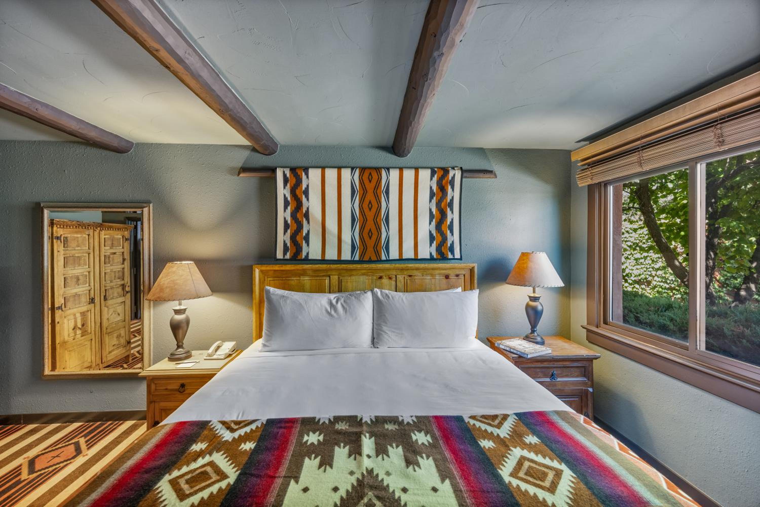 Deluxe King Suite - Photo 2