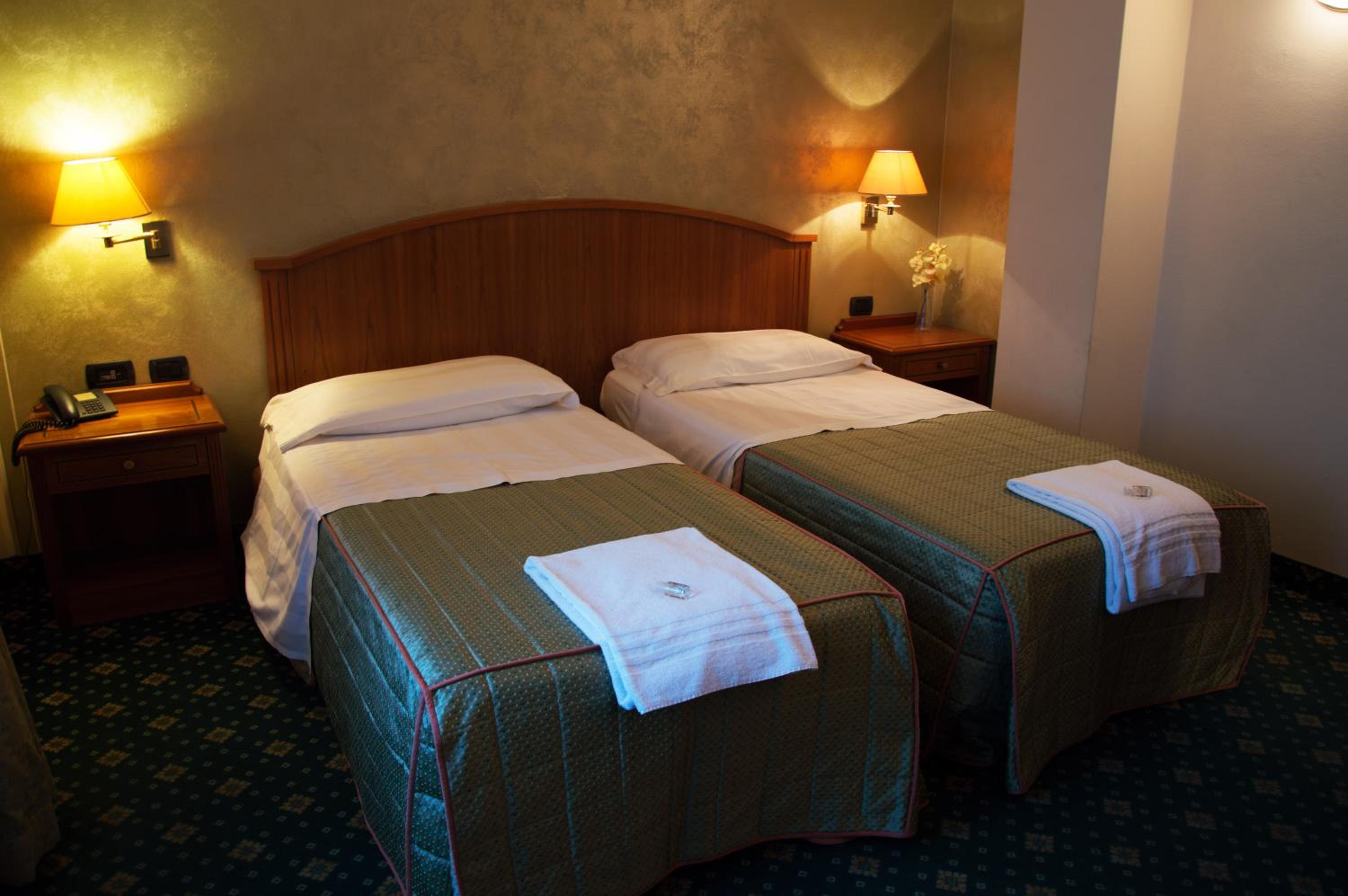 Twin Room - Photo 5