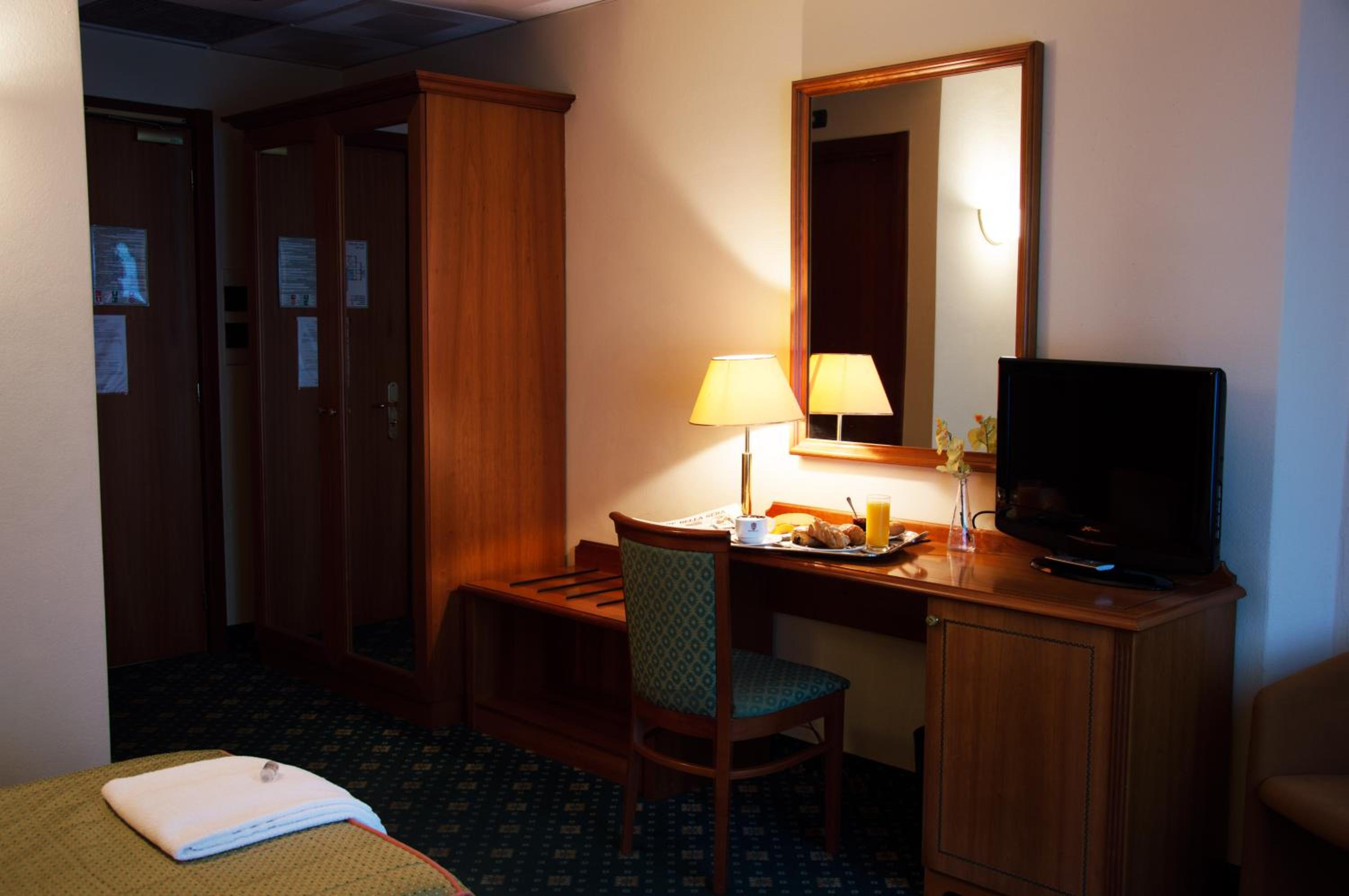 Twin Room - Photo 3