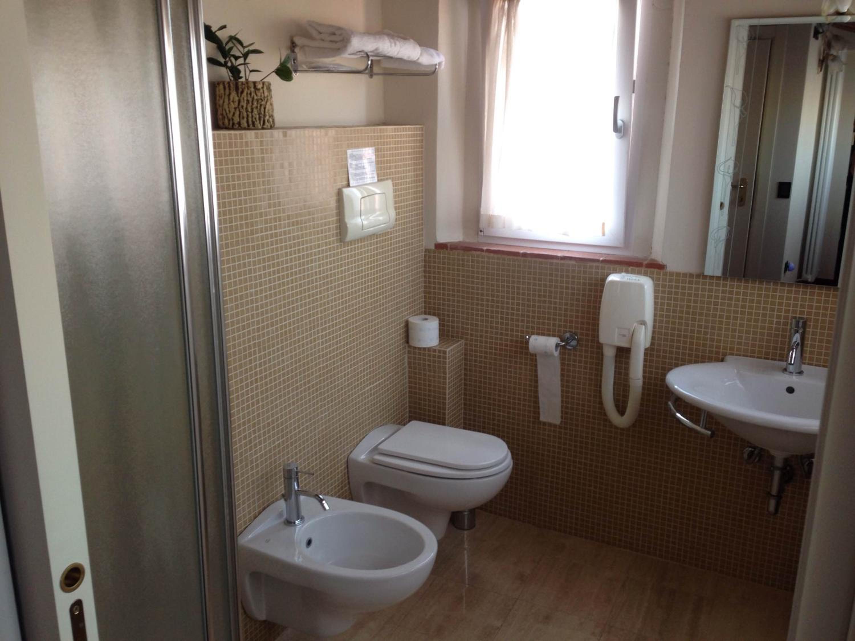 Deluxe Single Room thumbnail 6