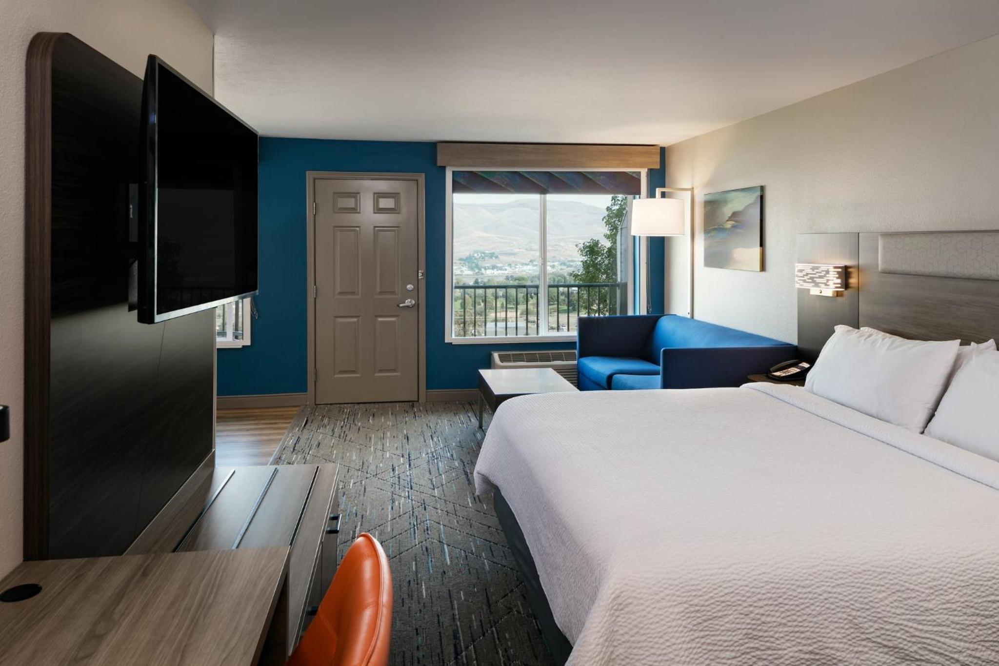 King Suite with Mountain View and Sofa Bed - Photo 2