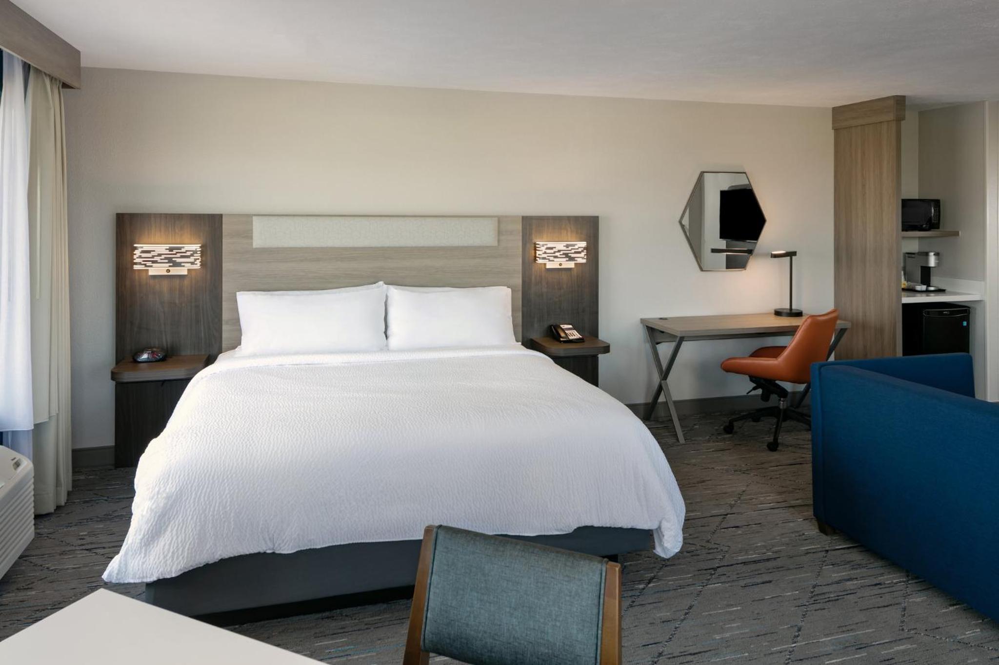King Suite with Balcony - Photo 2